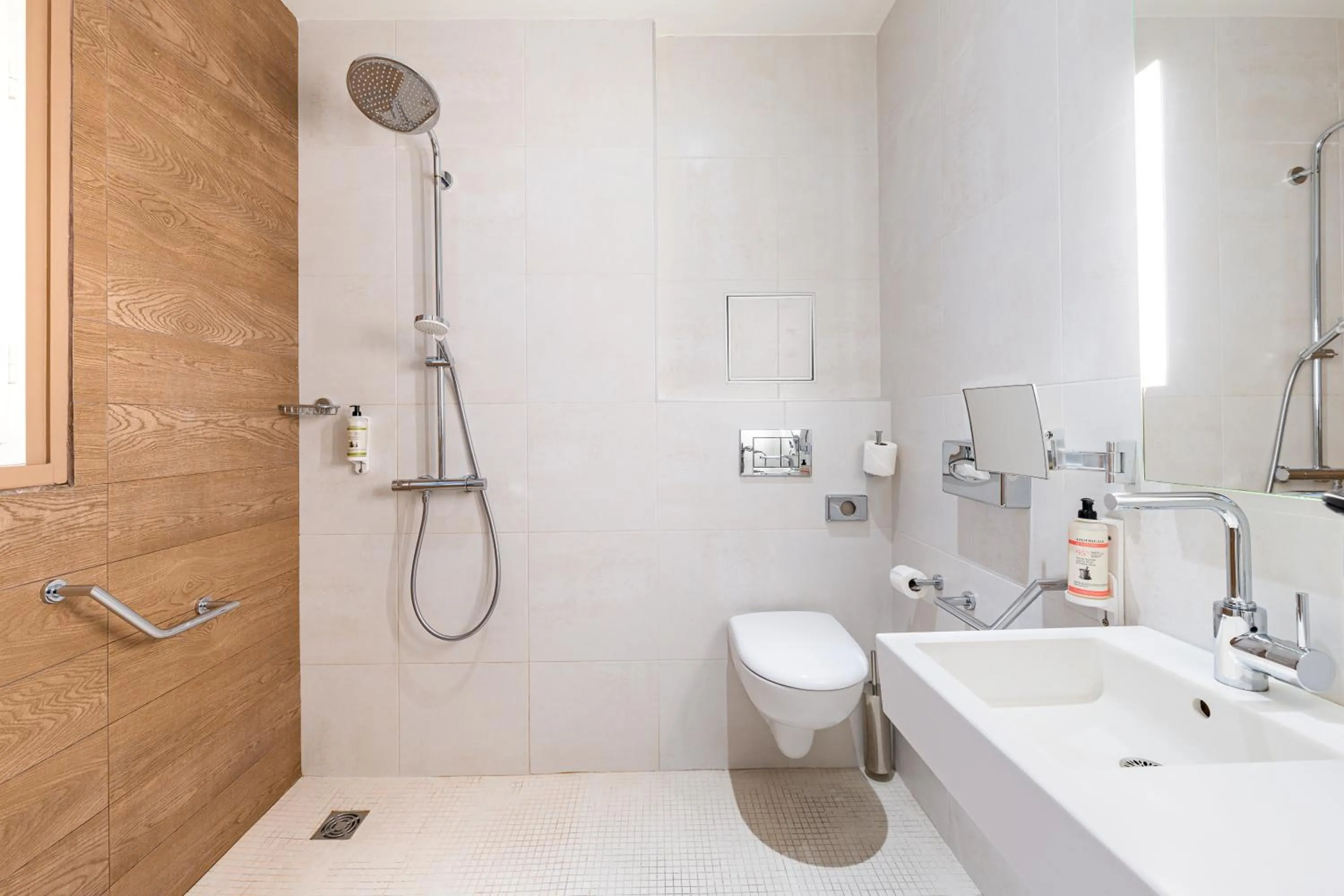 Shower in Best Western Plus 61 Paris Nation Hotel
