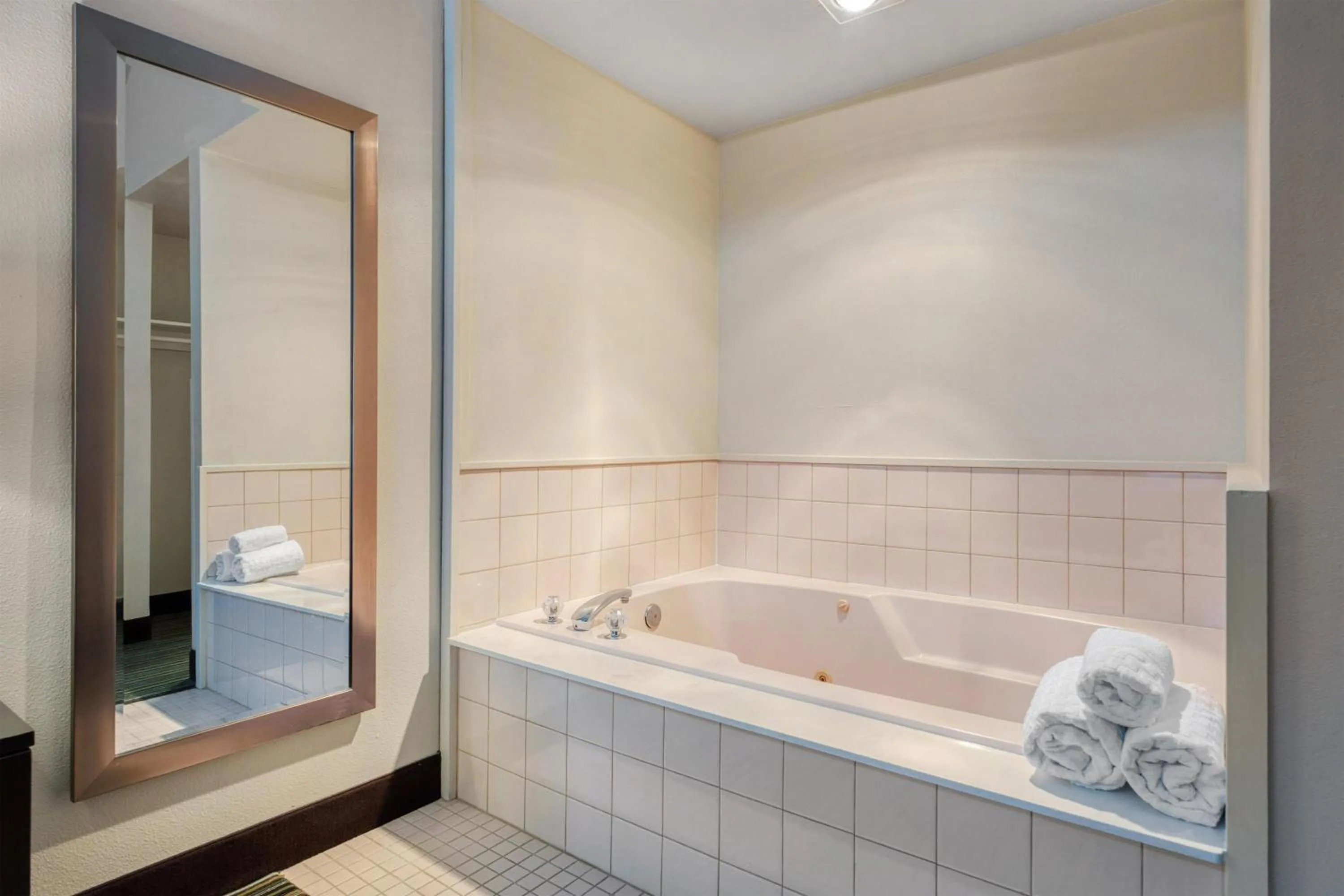 Bathroom in Best Western Alderwood