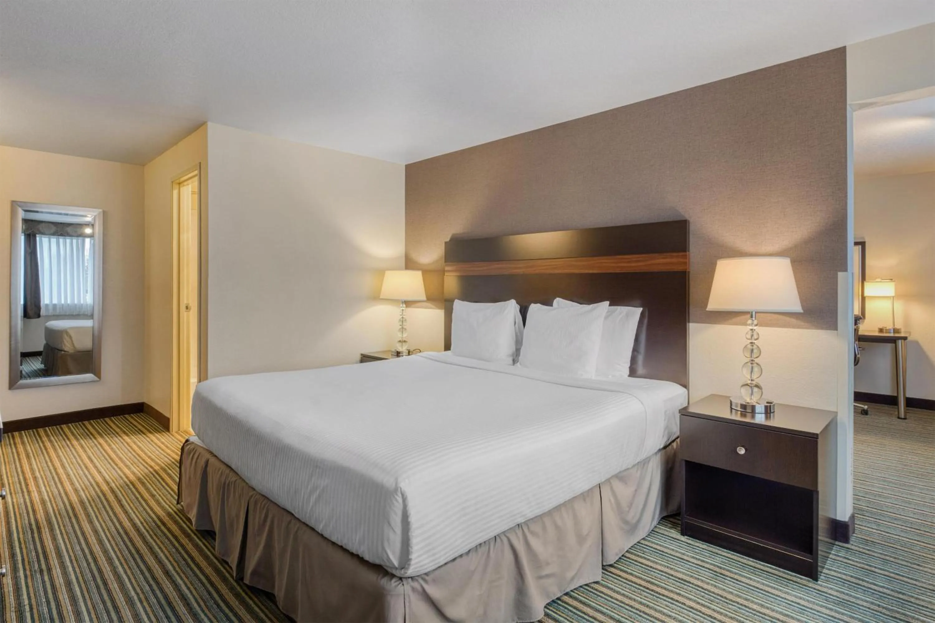 Photo of the whole room, Bed in Best Western Alderwood