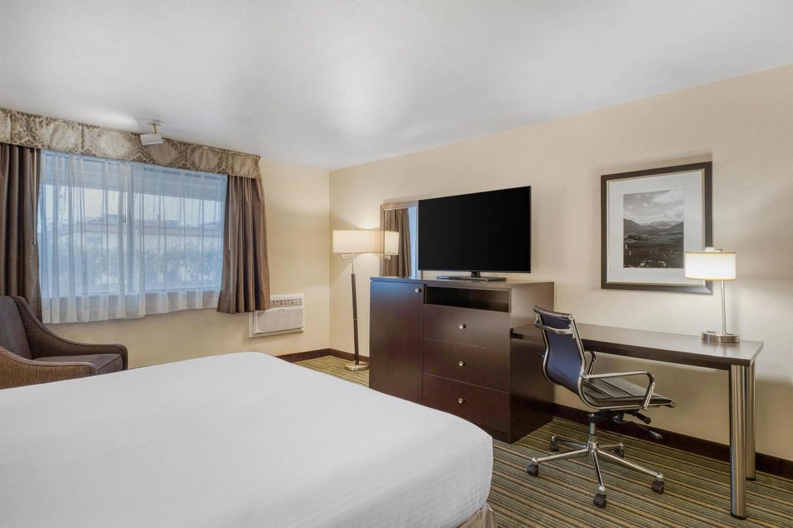 Bedroom, Bed in Best Western Alderwood