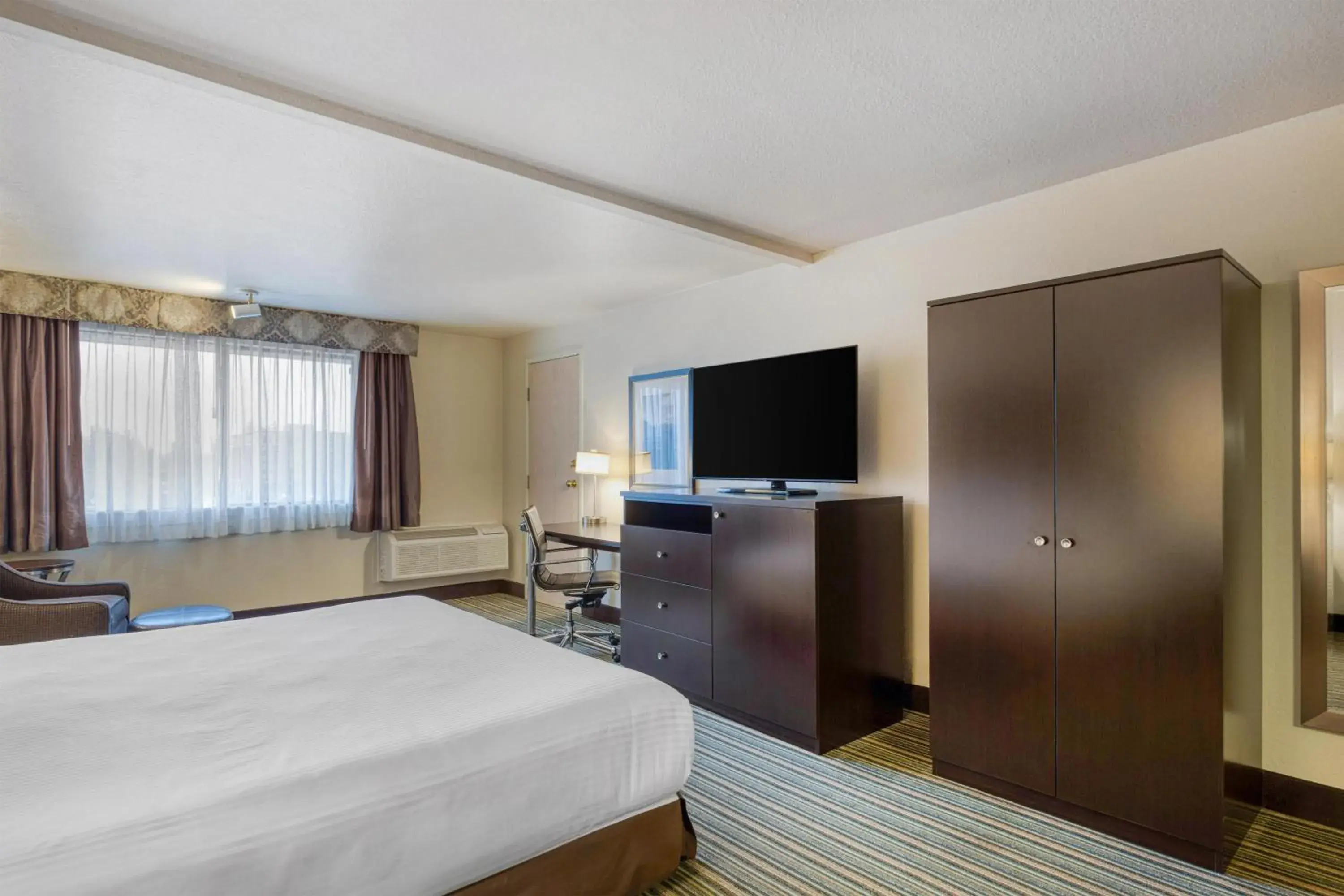 Bedroom, Bed in Best Western Alderwood Bedroom, Bed in Best Western Alderwood