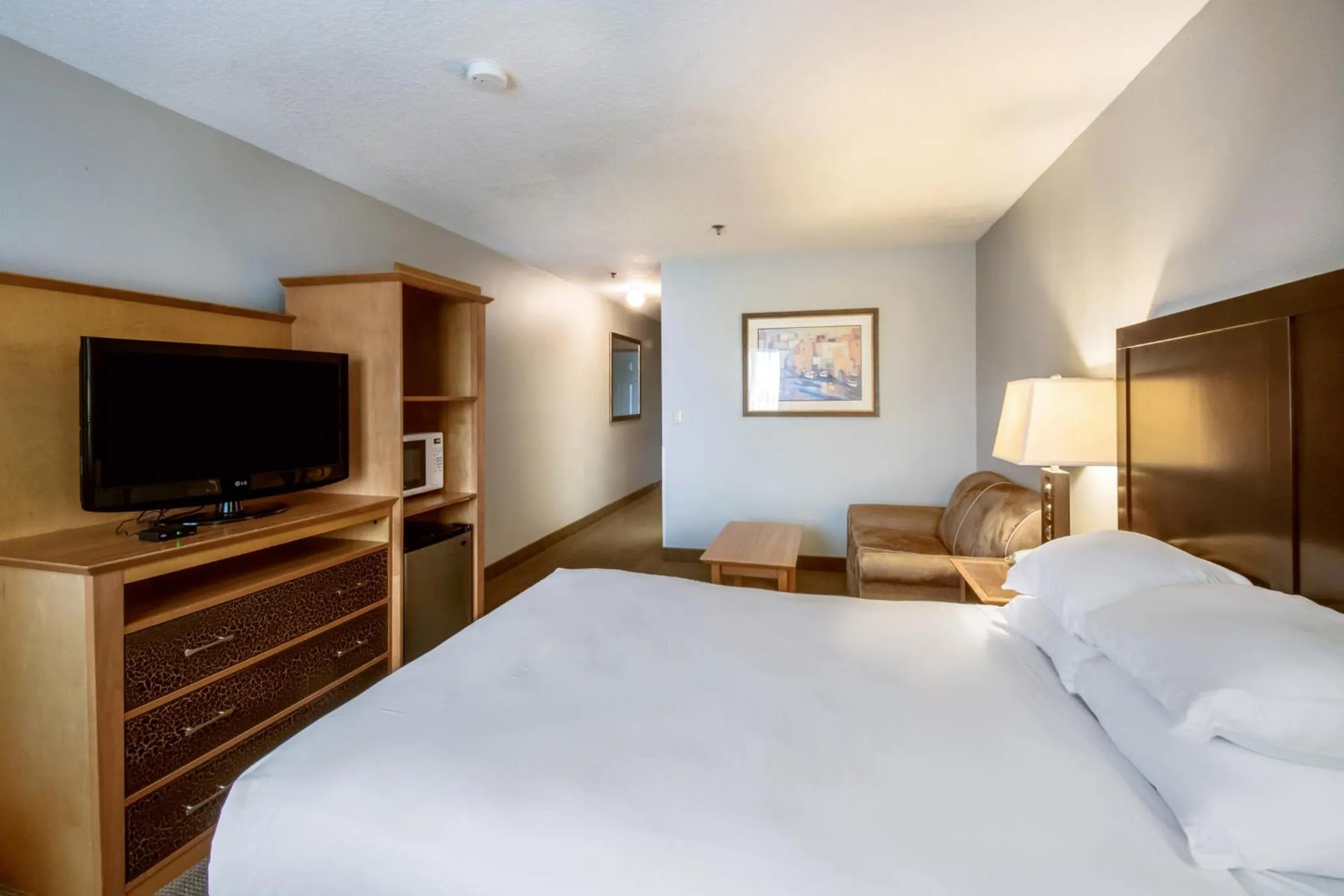 Bedroom, TV/Entertainment Center in Red Lion Inn & Suites Seaside