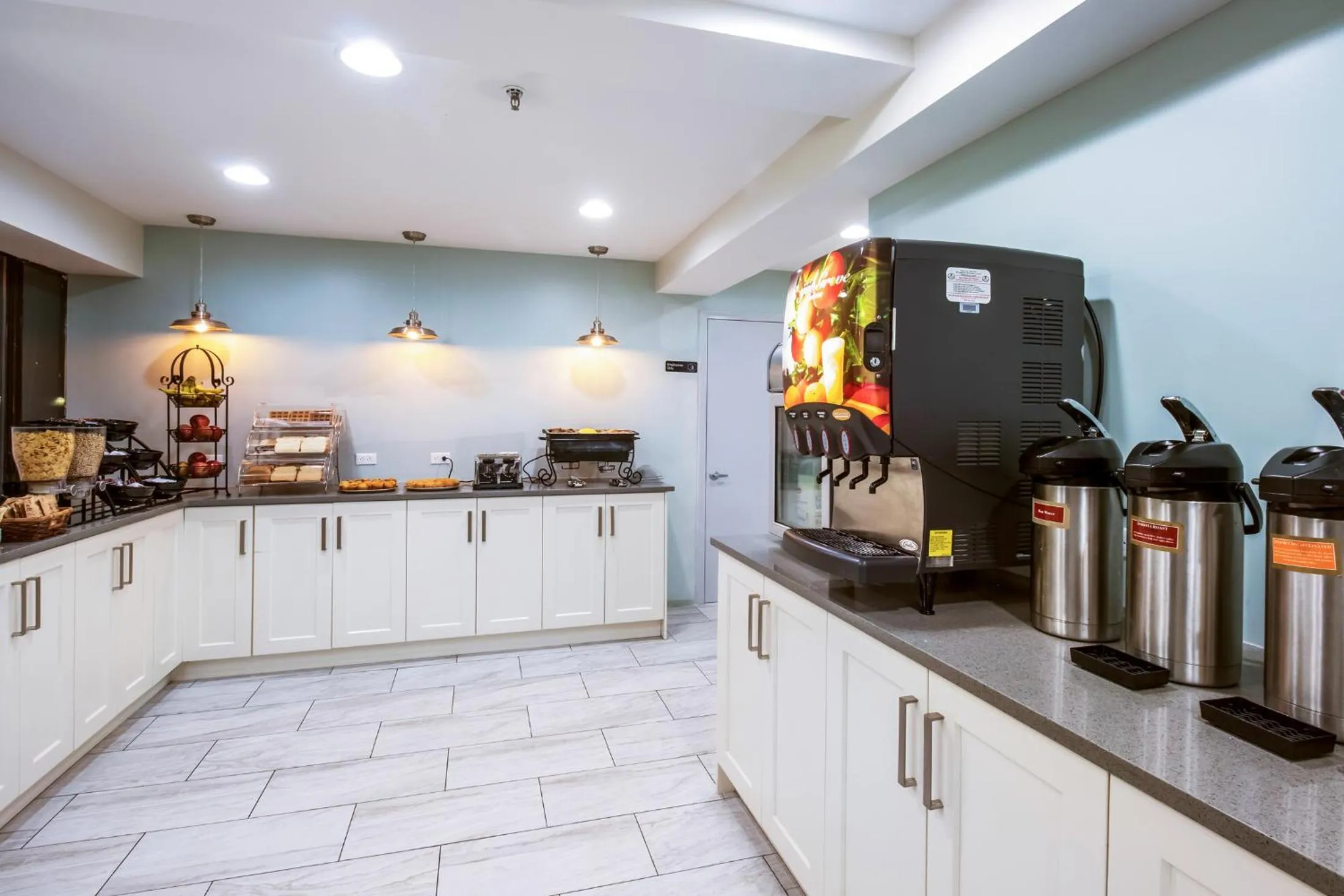 Continental breakfast, Kitchen/Kitchenette in Red Lion Inn & Suites Seaside