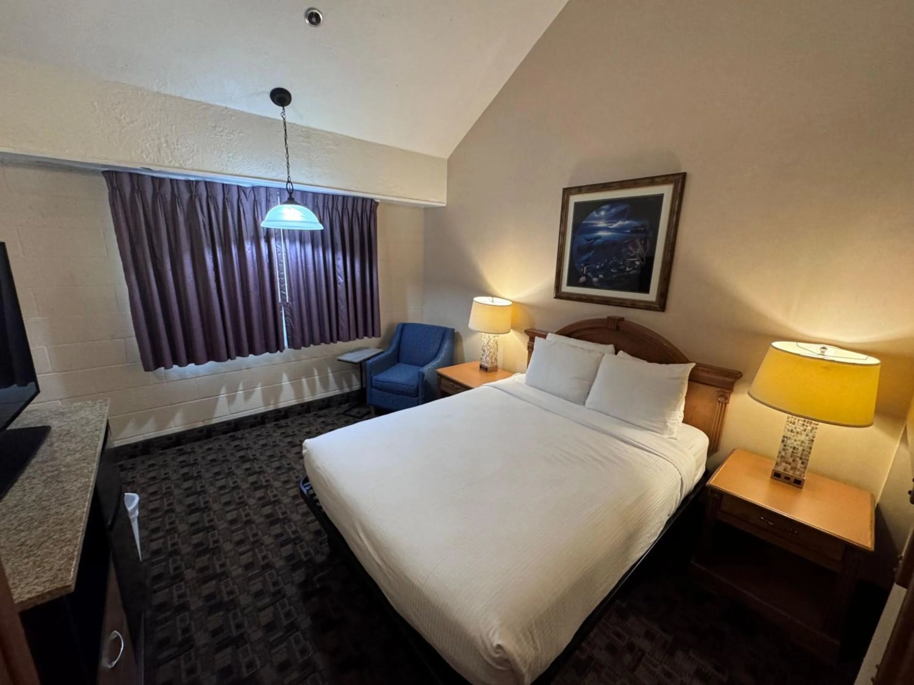 Bed in Promenade Inn & Suites Oceanfront