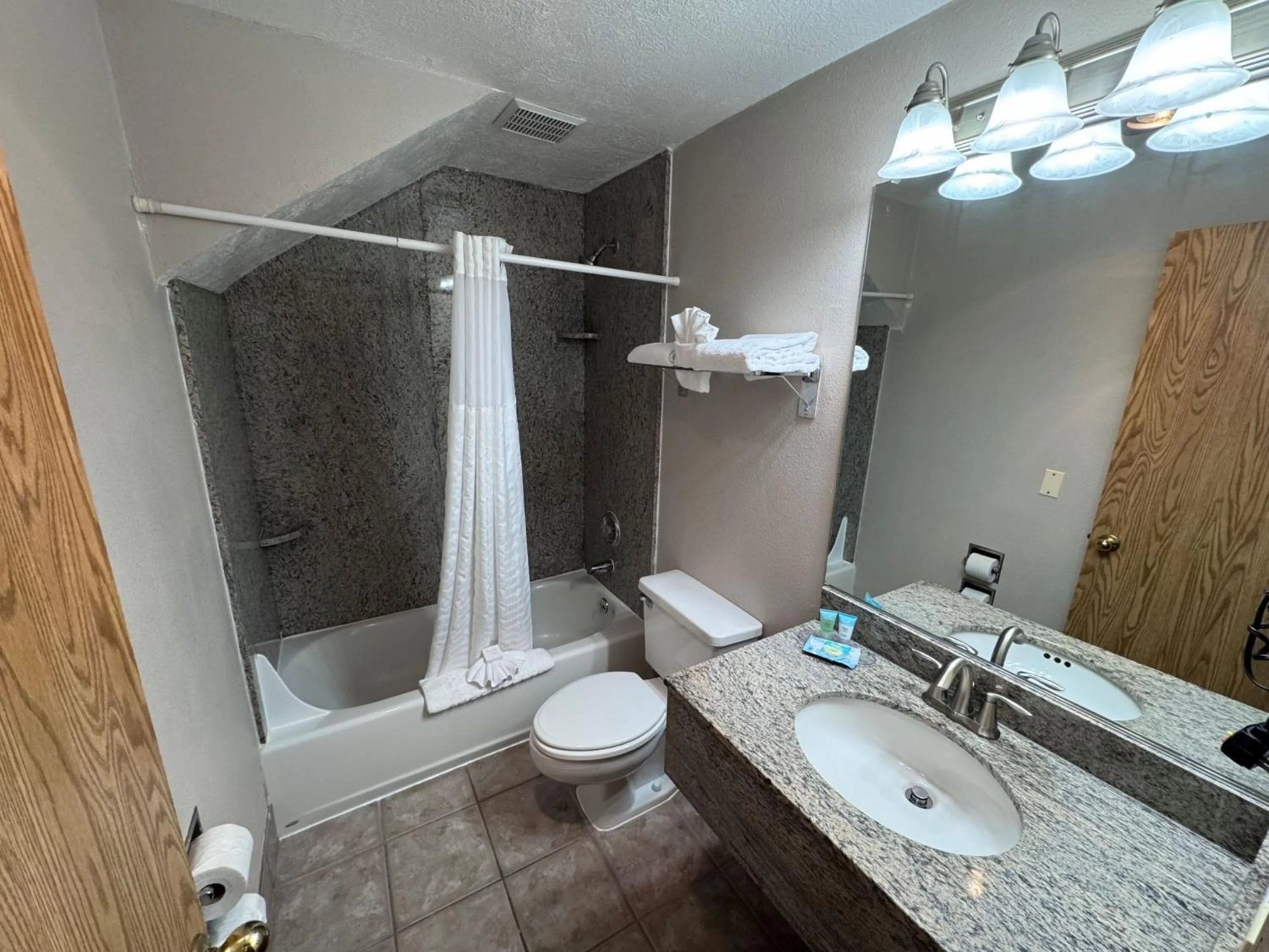 Toilet in Promenade Inn & Suites Oceanfront