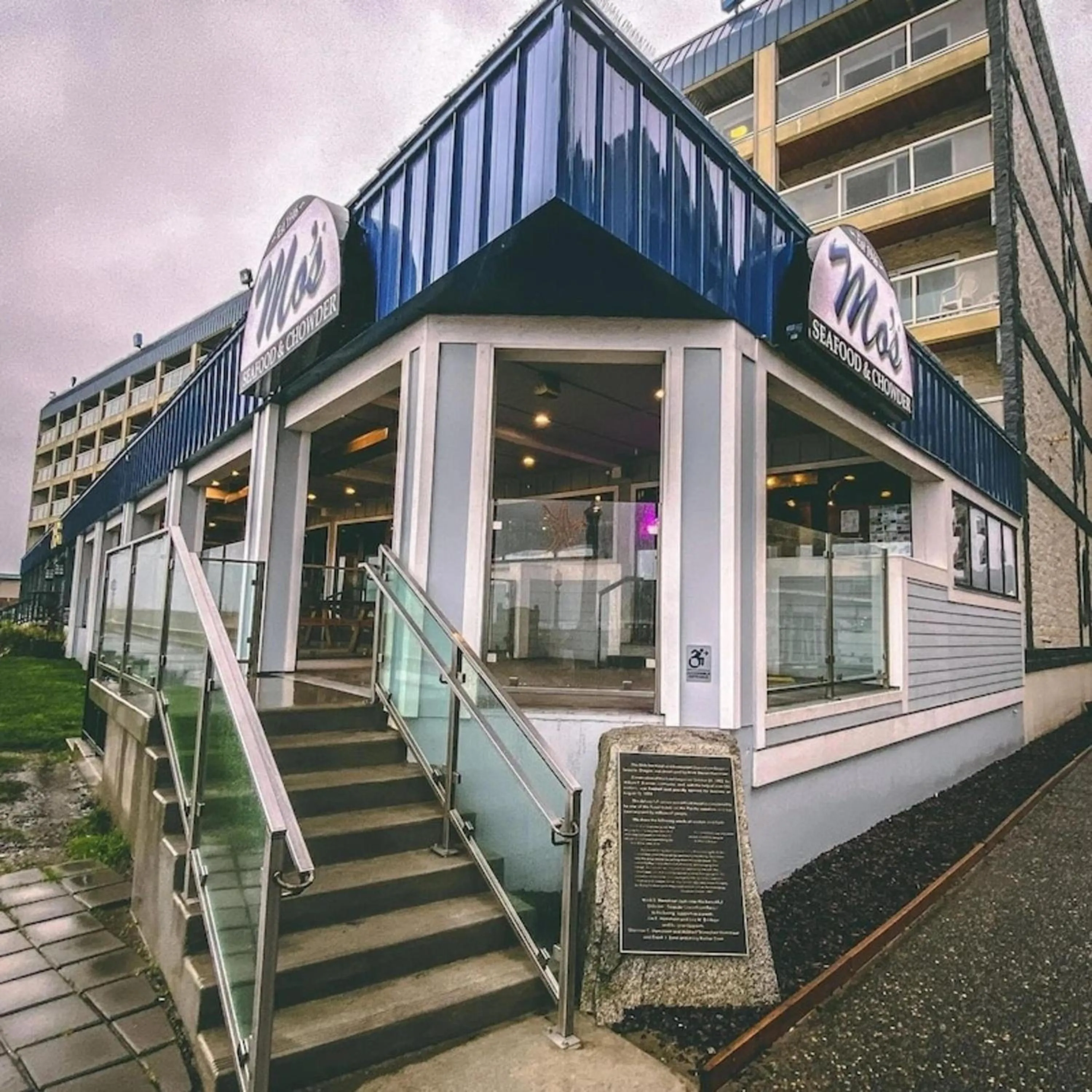 Restaurant/places to eat in Promenade Inn & Suites Oceanfront