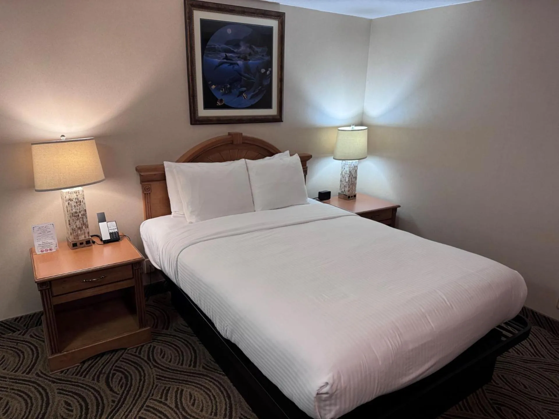 Bed in Promenade Inn & Suites Oceanfront