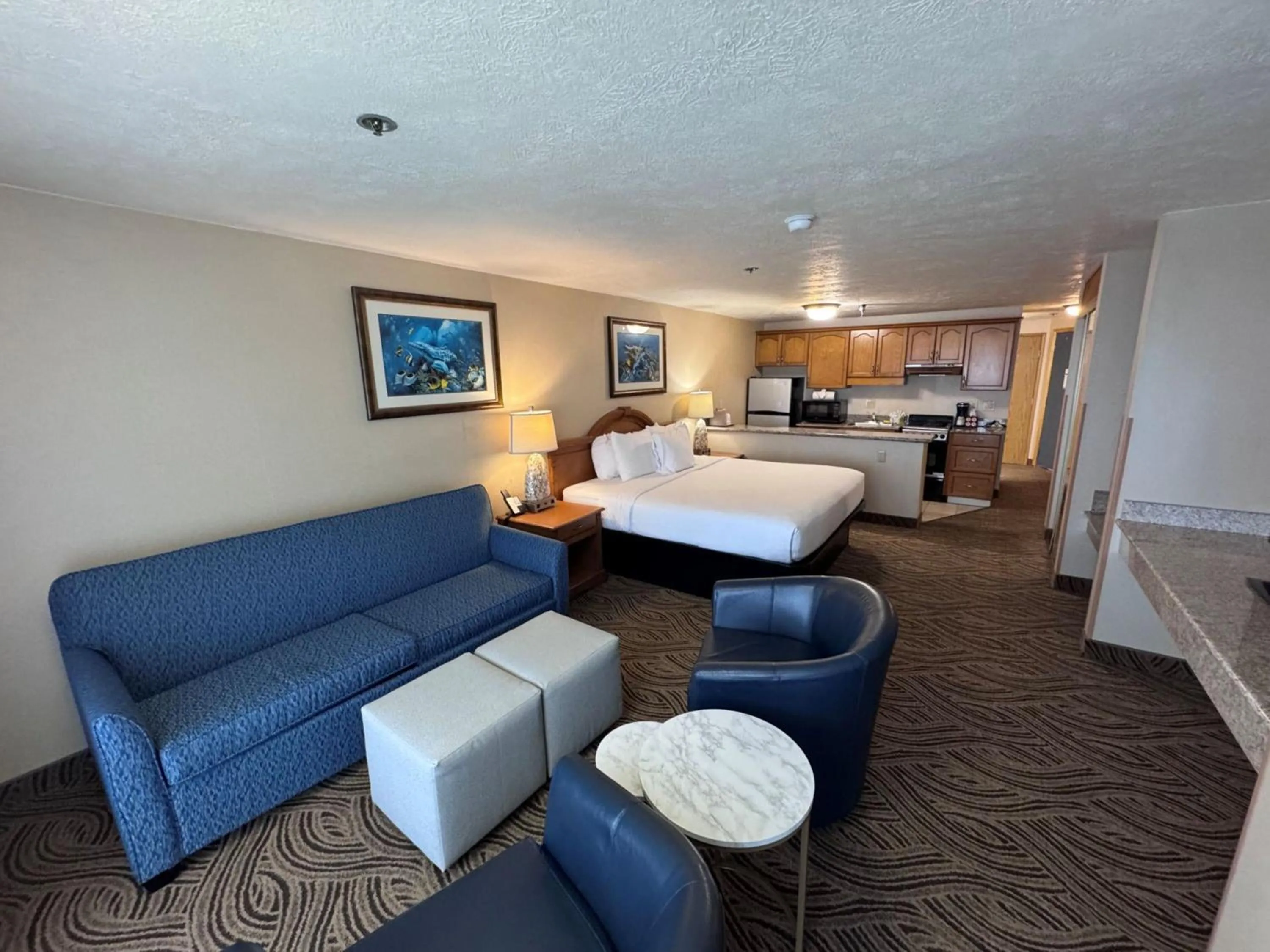 Bed in Promenade Inn & Suites Oceanfront