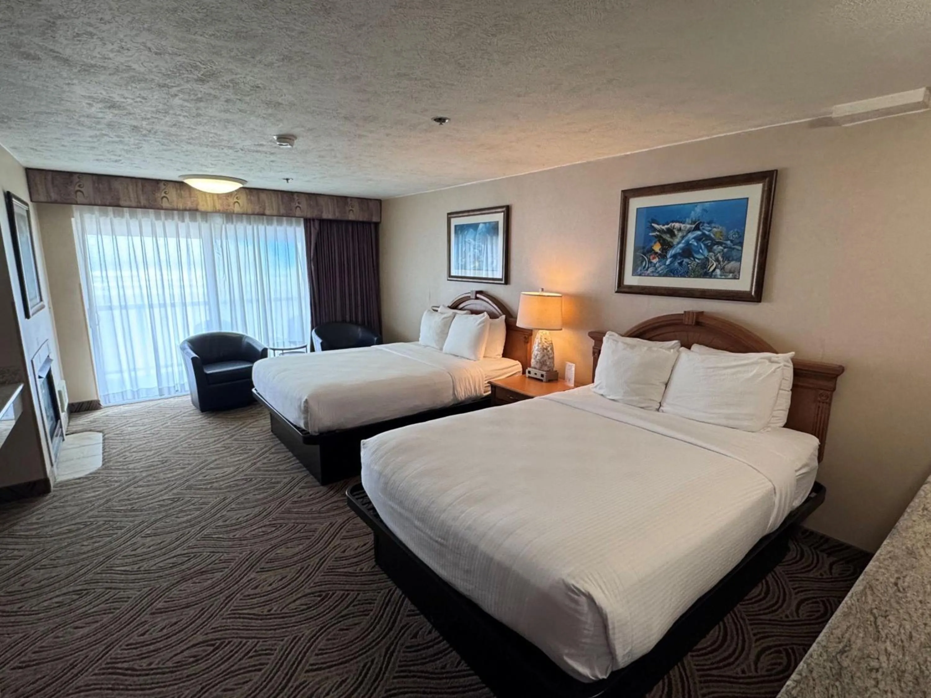 Bed in Promenade Inn & Suites Oceanfront