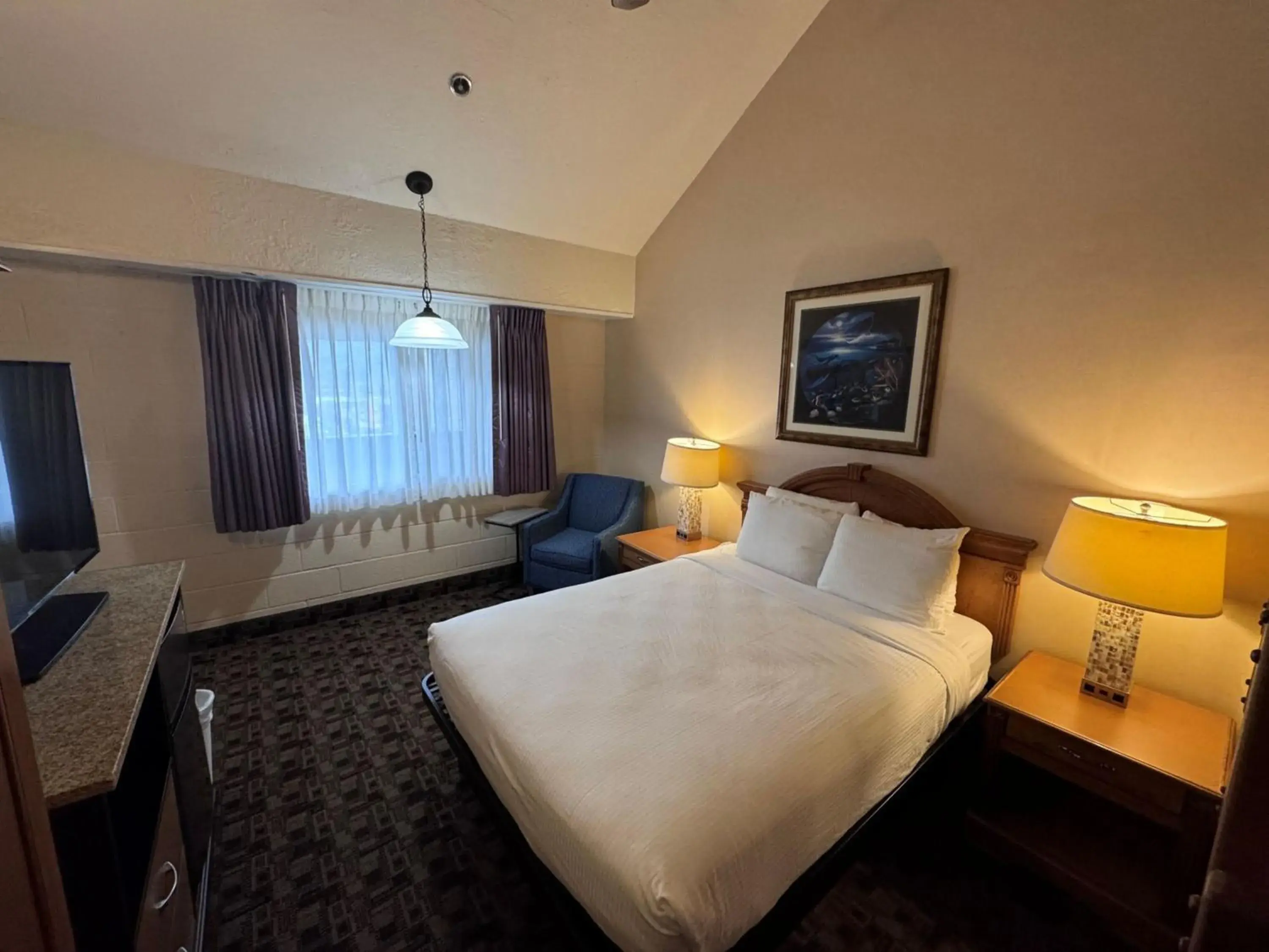 Bed in Promenade Inn & Suites Oceanfront Bed in Promenade Inn & Suites Oceanfront