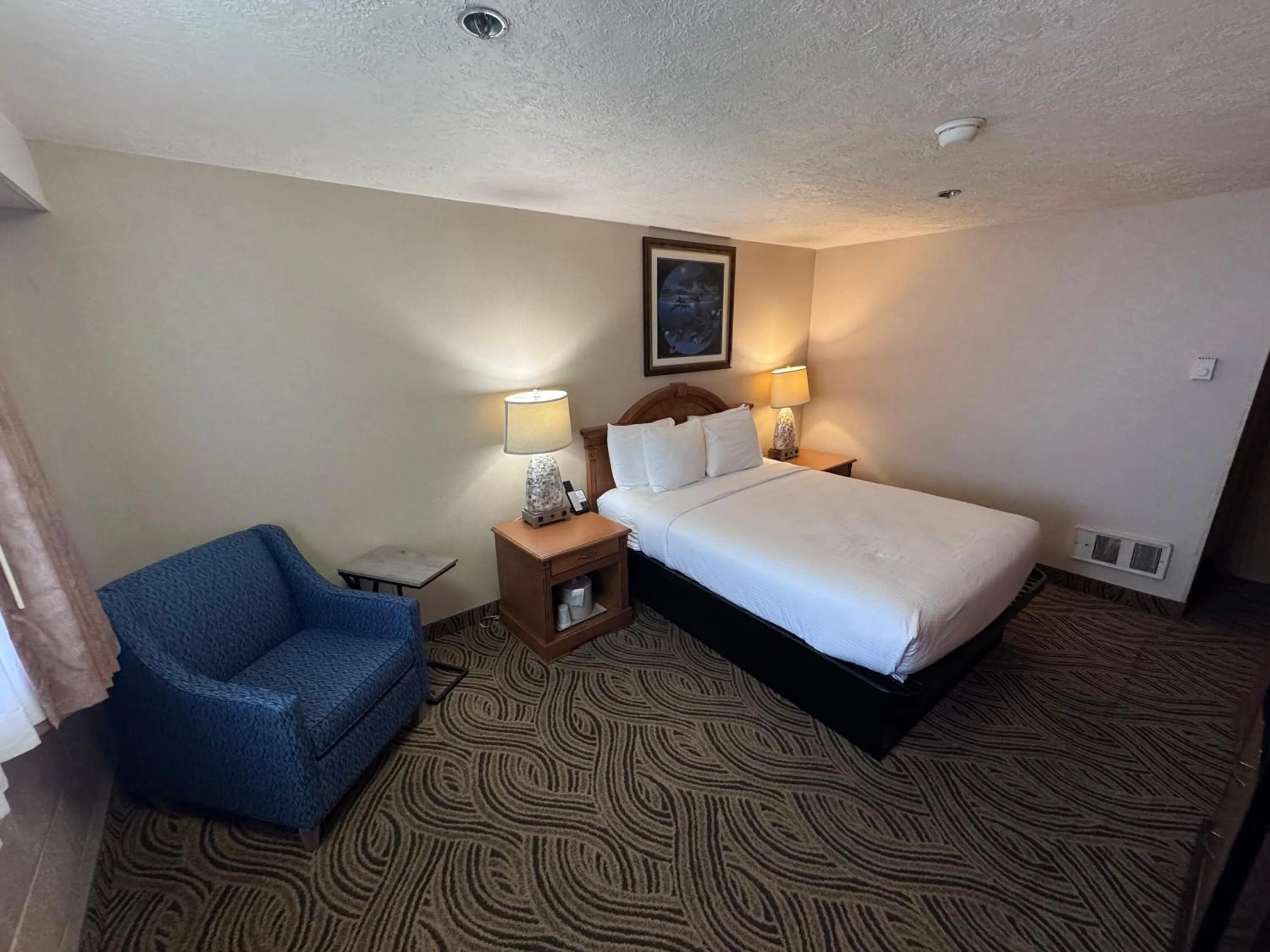 Bed in Promenade Inn & Suites Oceanfront