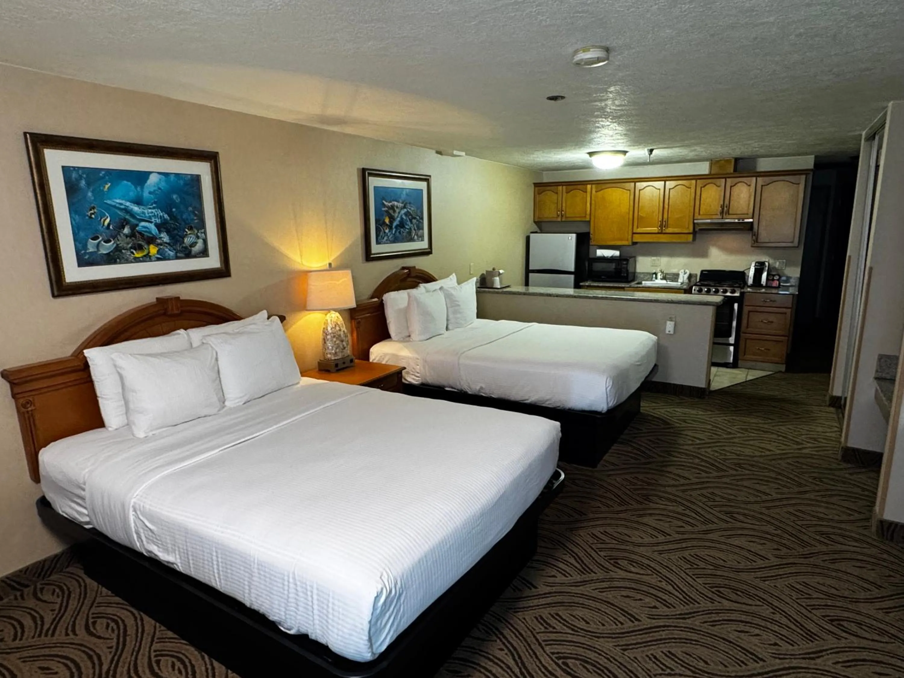 Bed in Promenade Inn & Suites Oceanfront