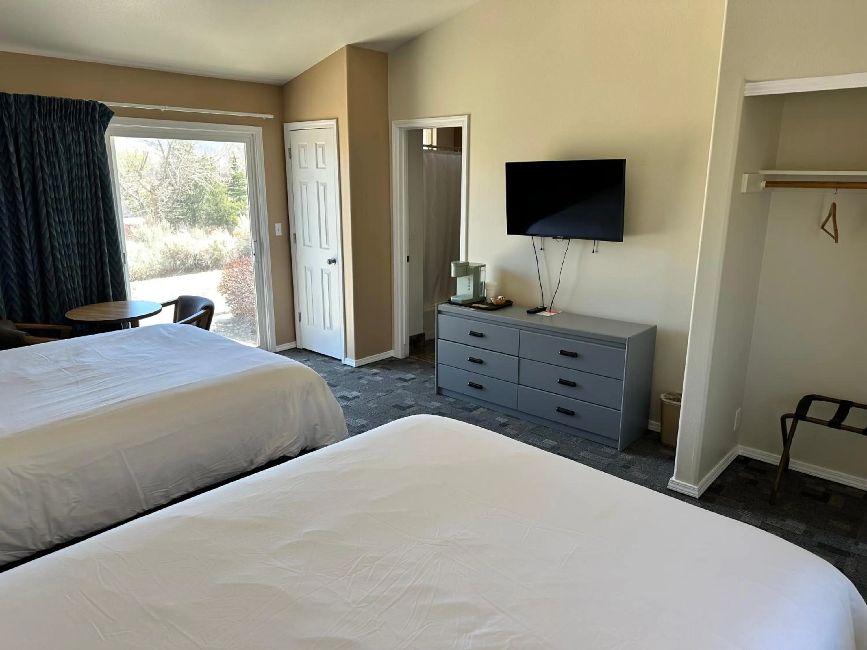 Mountain view, Bed in Meadowcliff Lodge Coleville