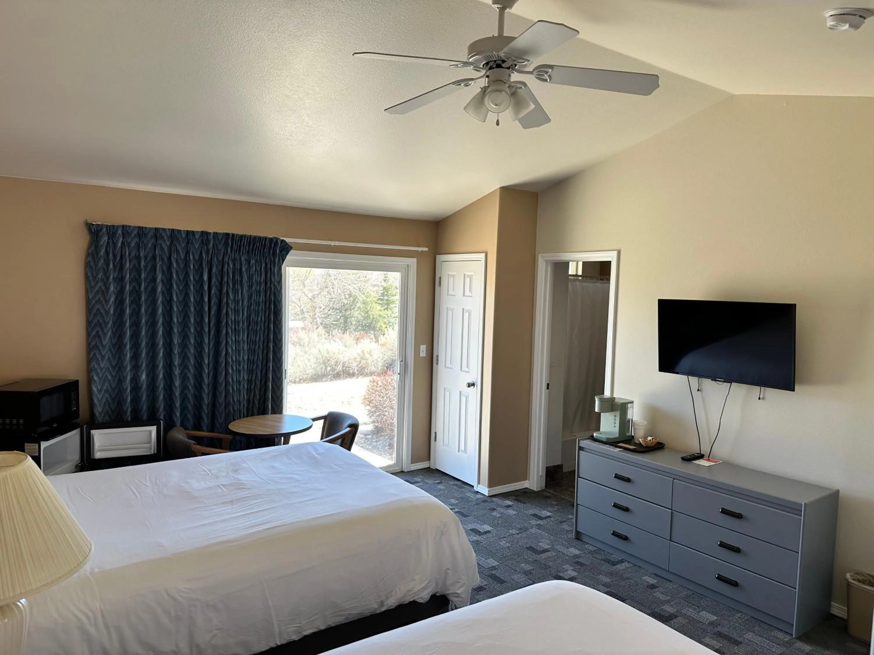 Mountain view, Bed in Meadowcliff Lodge Coleville