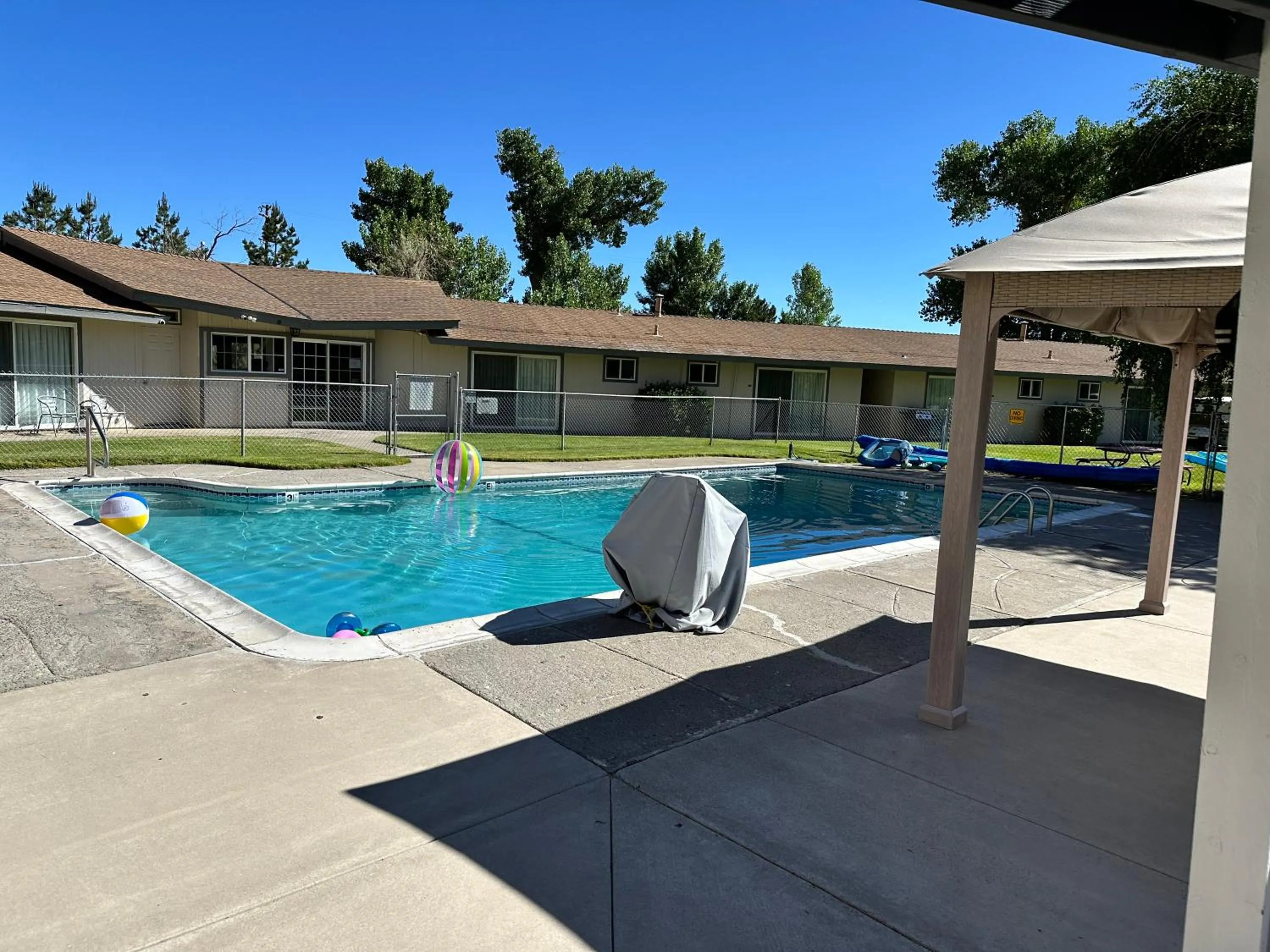 Swimming pool in Meadowcliff Lodge Coleville