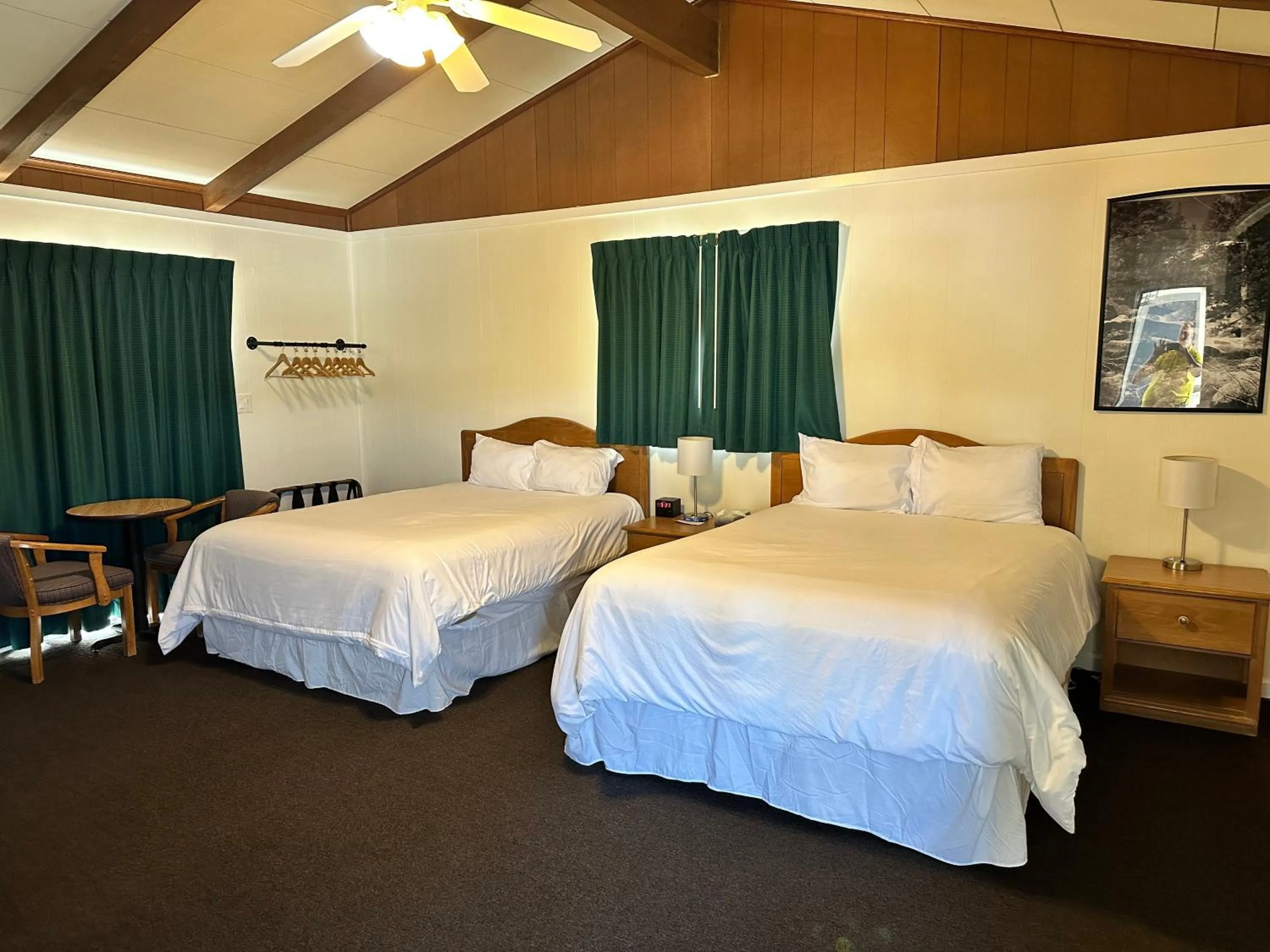 Pool view, Bed in Meadowcliff Lodge Coleville