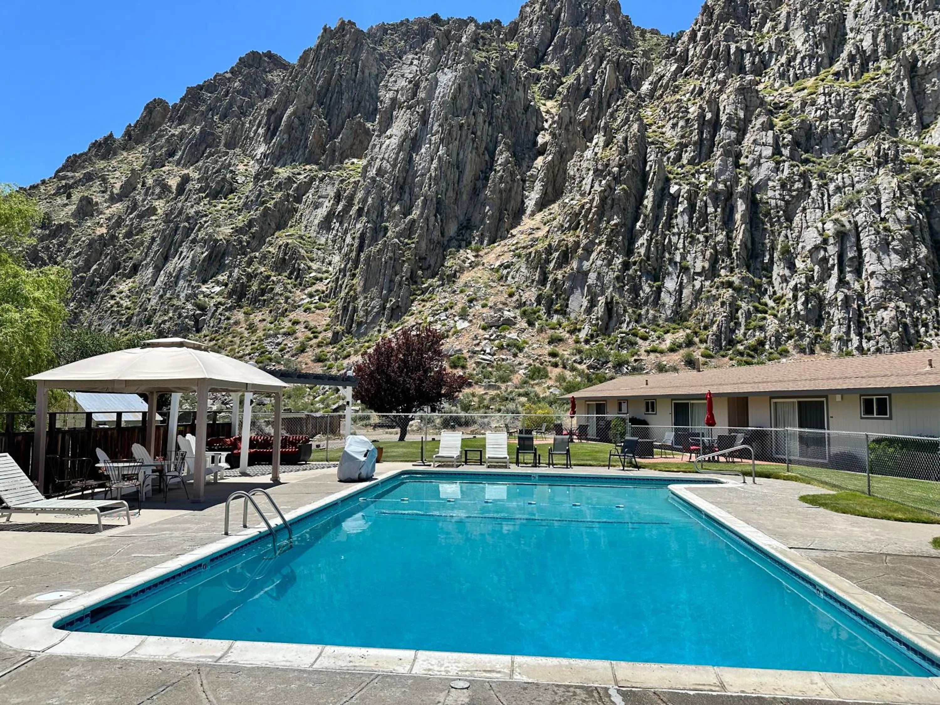 Swimming pool in Meadowcliff Lodge Coleville