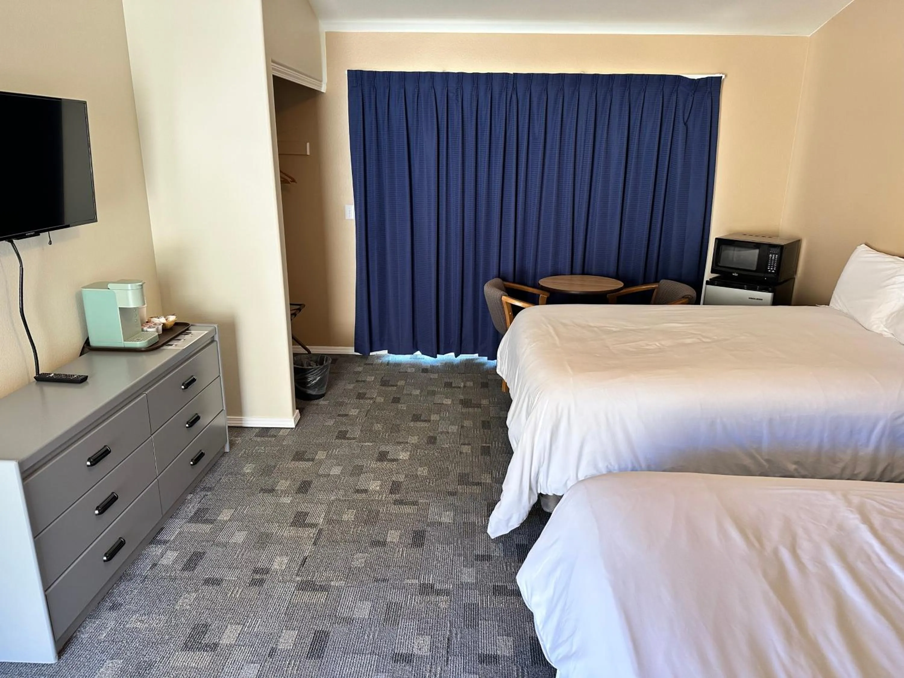 Mountain view, Bed in Meadowcliff Lodge Coleville