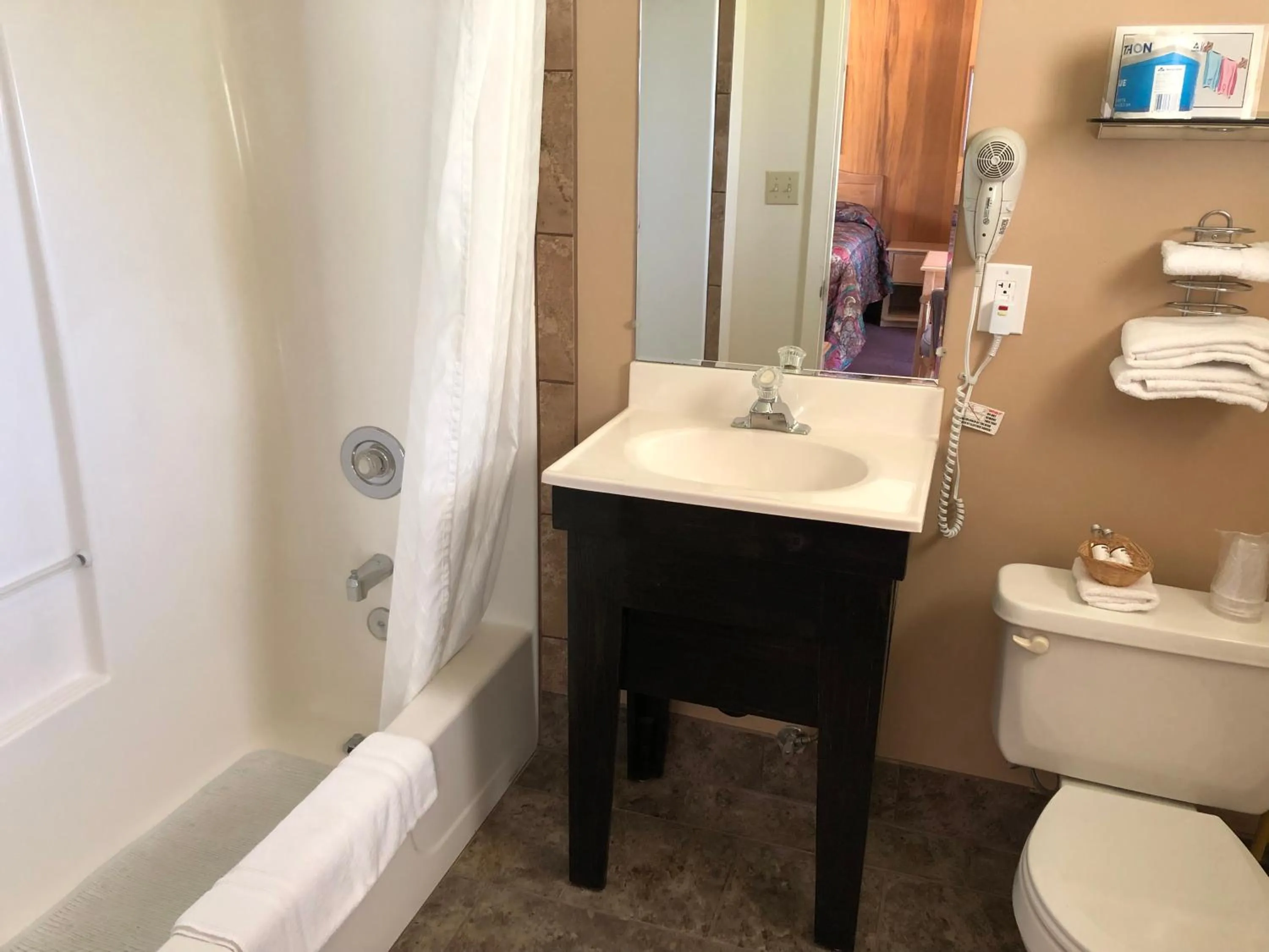 Shower in Meadowcliff Lodge Coleville