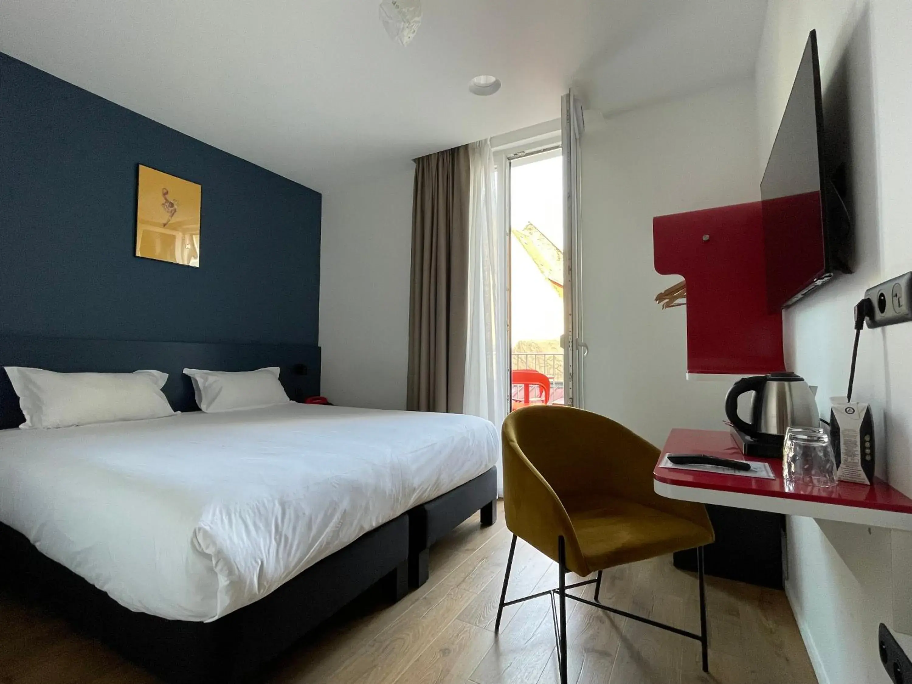 Bedroom, Bed in ClapClap Hôtel, Food & Bar Bedroom, Bed in ClapClap Hôtel, Food & Bar