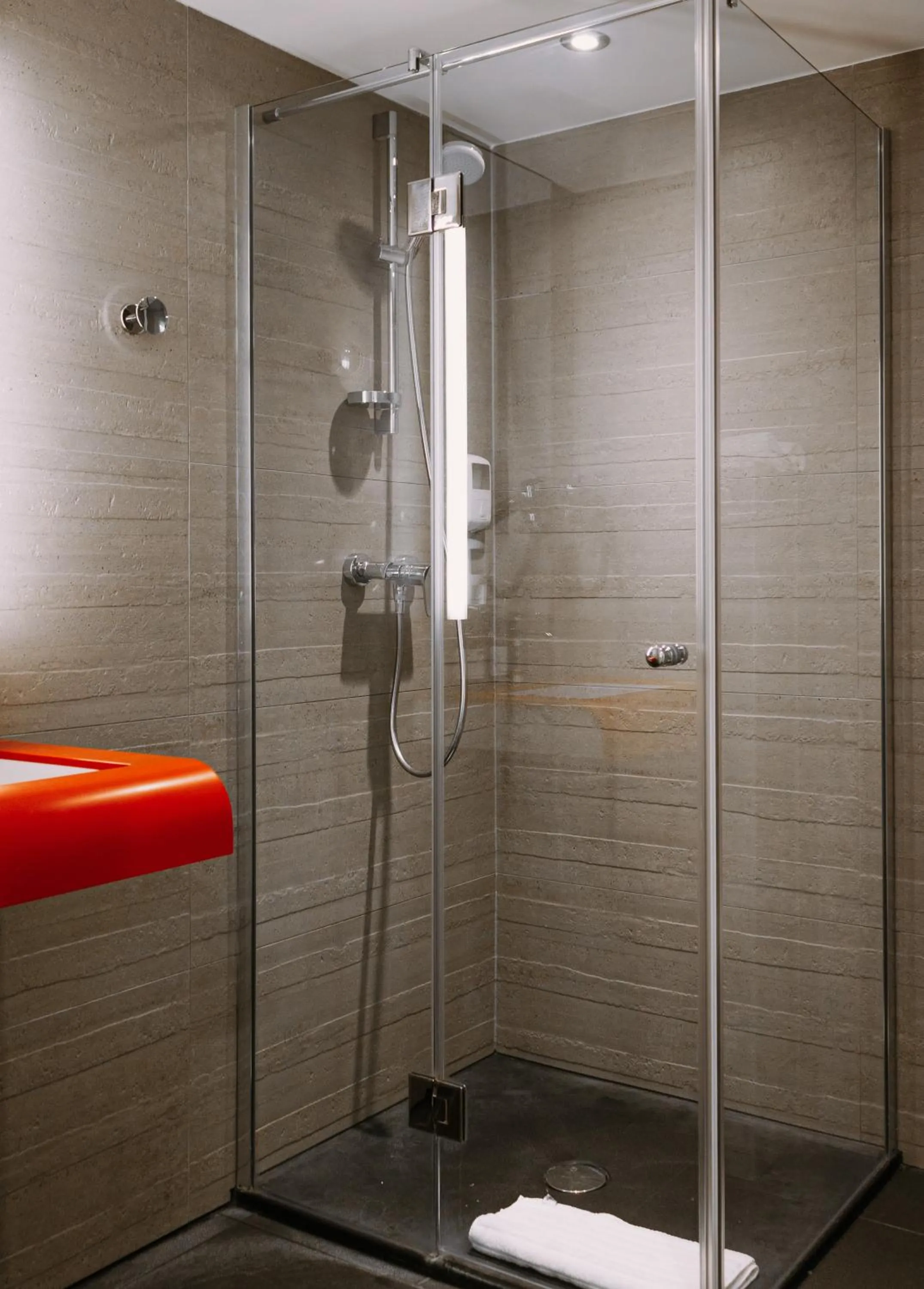 Bathroom in ClapClap Hôtel, Food & Bar