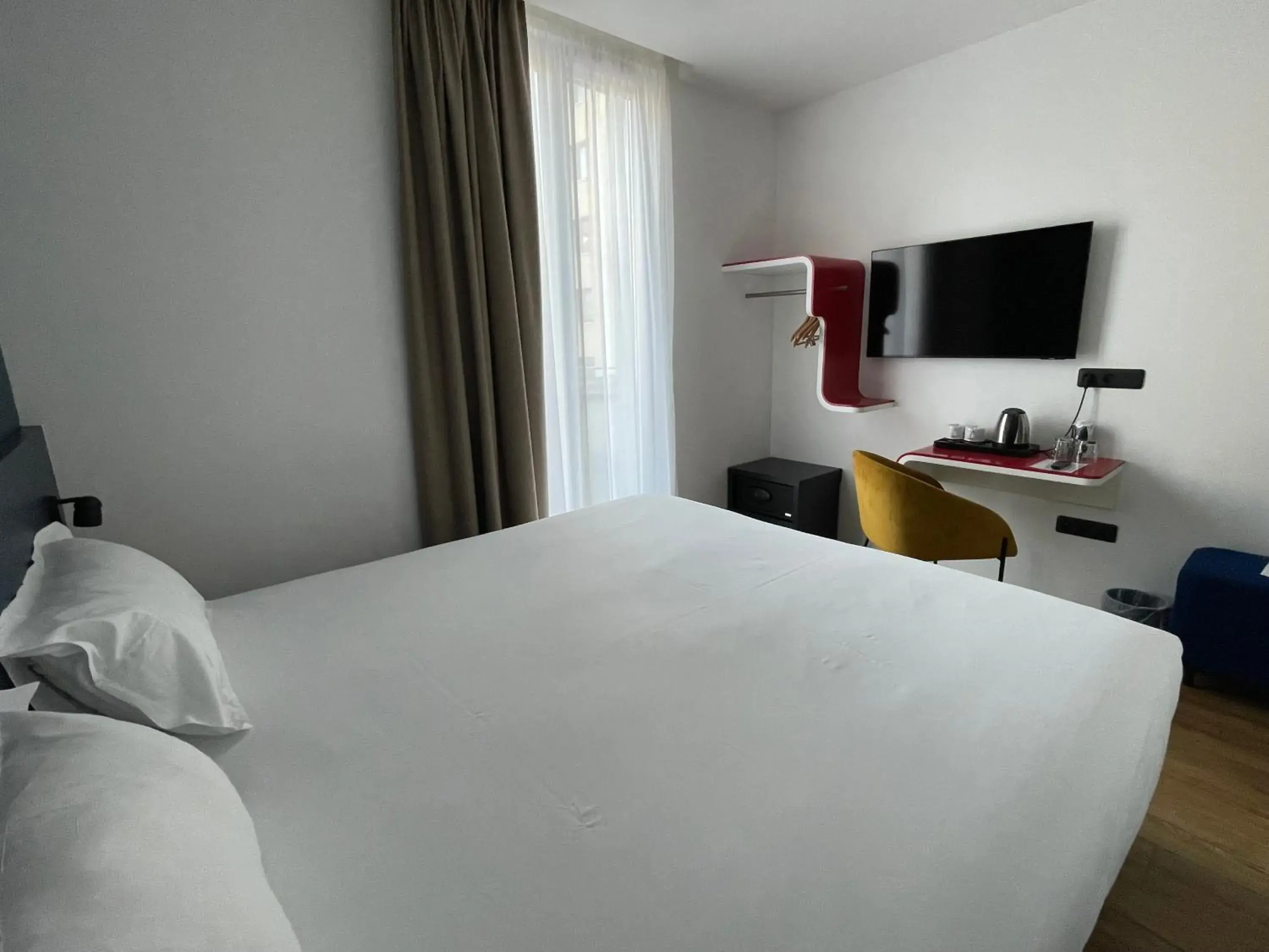 Bedroom, Bed in ClapClap Hôtel, Food & Bar Bedroom, Bed in ClapClap Hôtel, Food & Bar