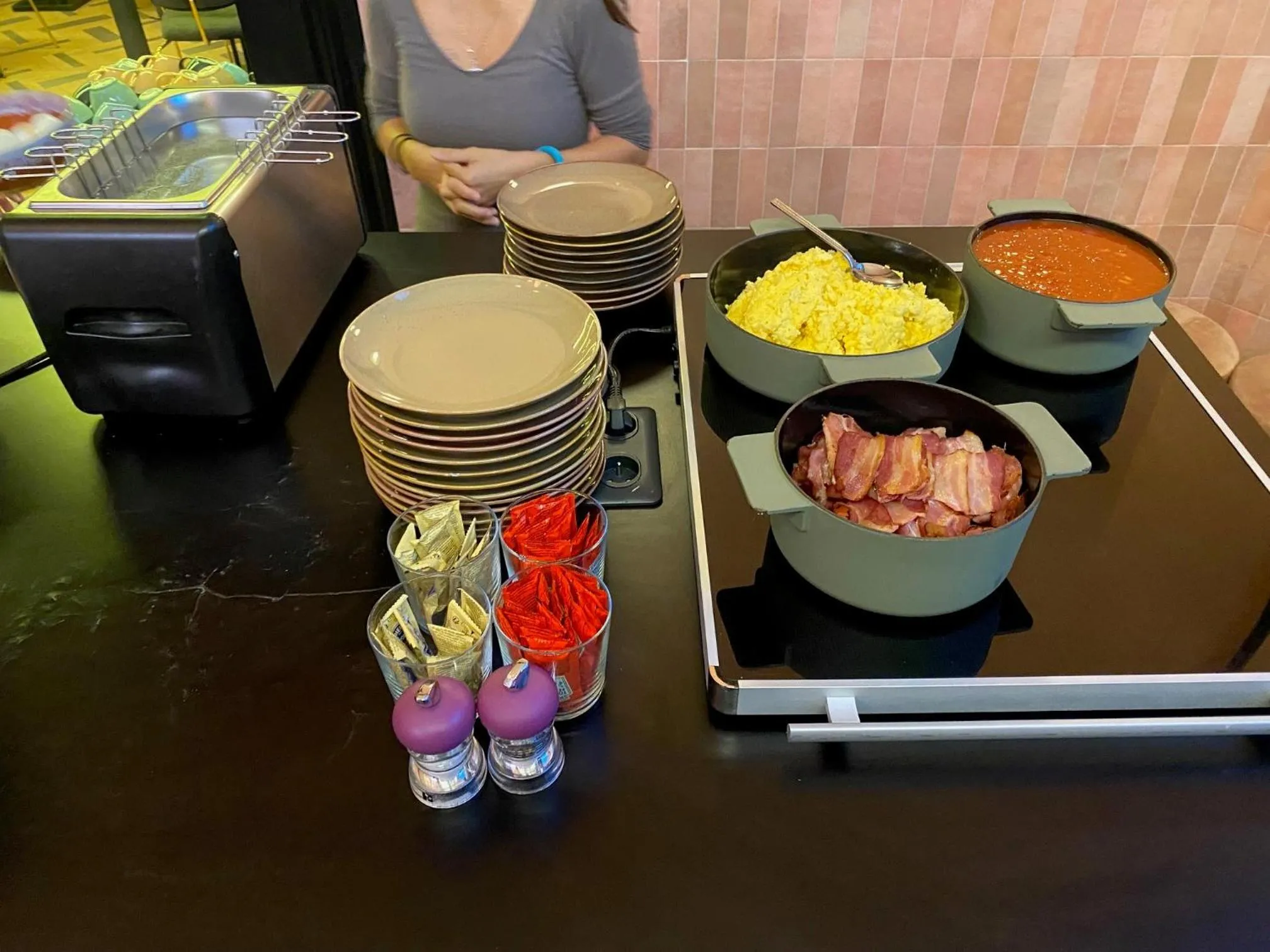 Breakfast in ClapClap Hôtel, Food & Bar