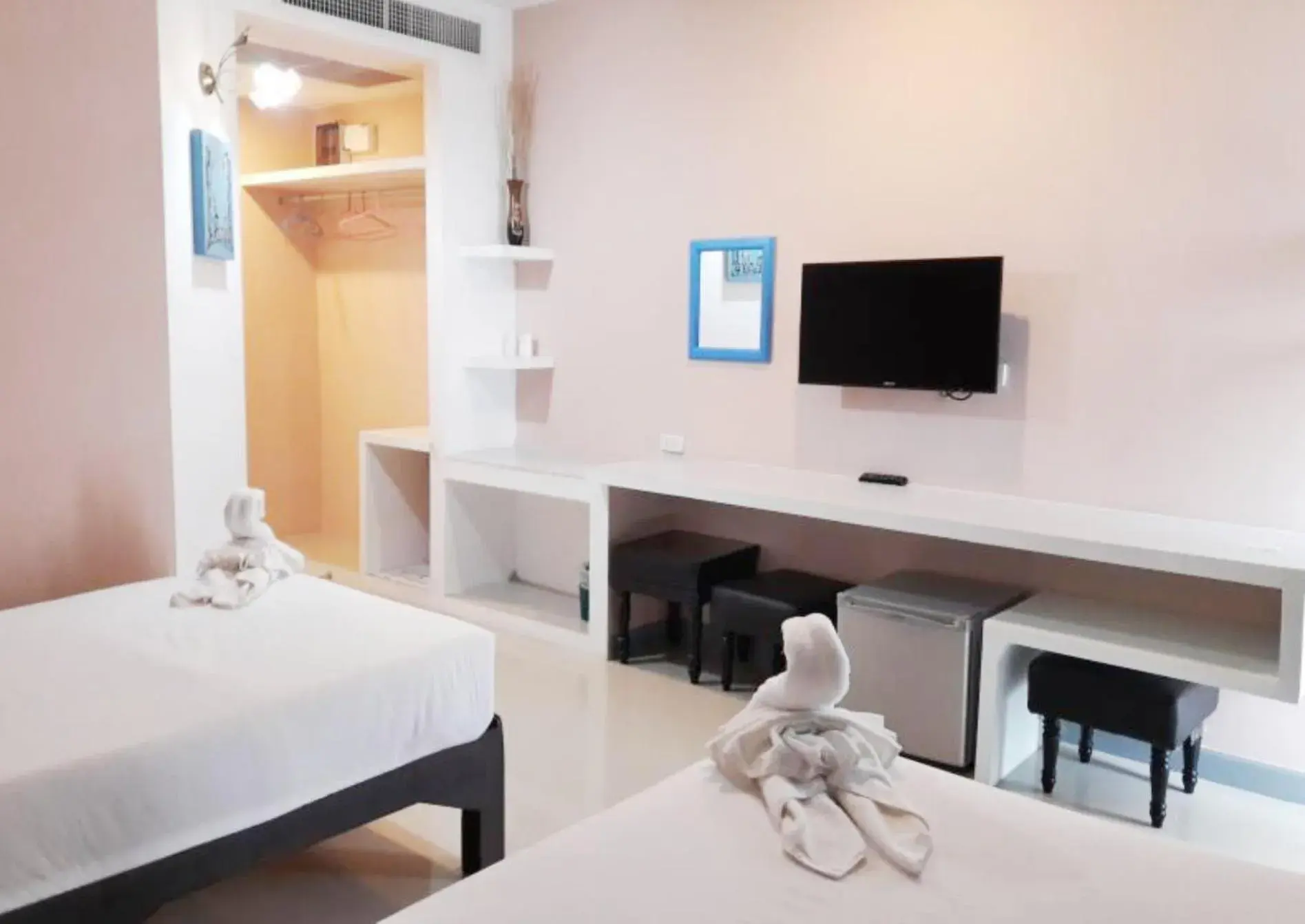 TV and multimedia, Bed in Like Residence TV and multimedia, Bed in Like Residence