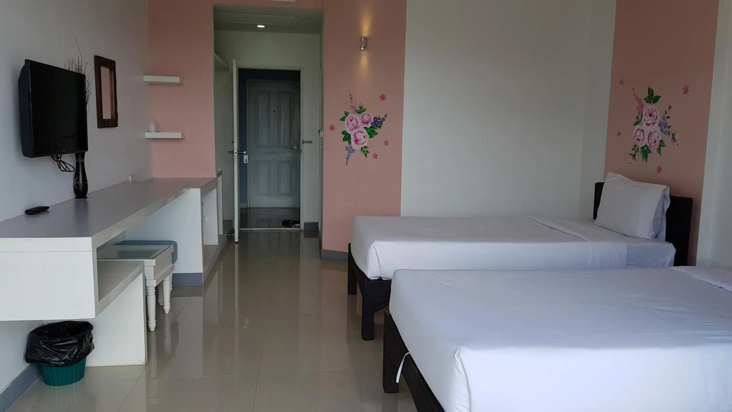 Photo of the whole room, Bed in Like Residence Photo of the whole room, Bed in Like Residence