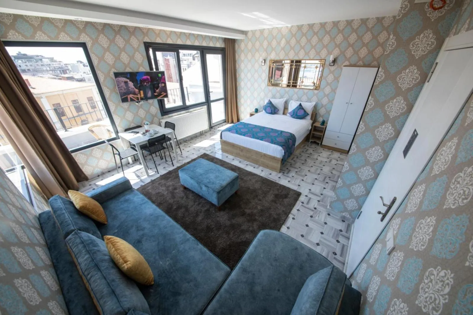 Living room, Bed in ROYAL TAKSIM SUITES