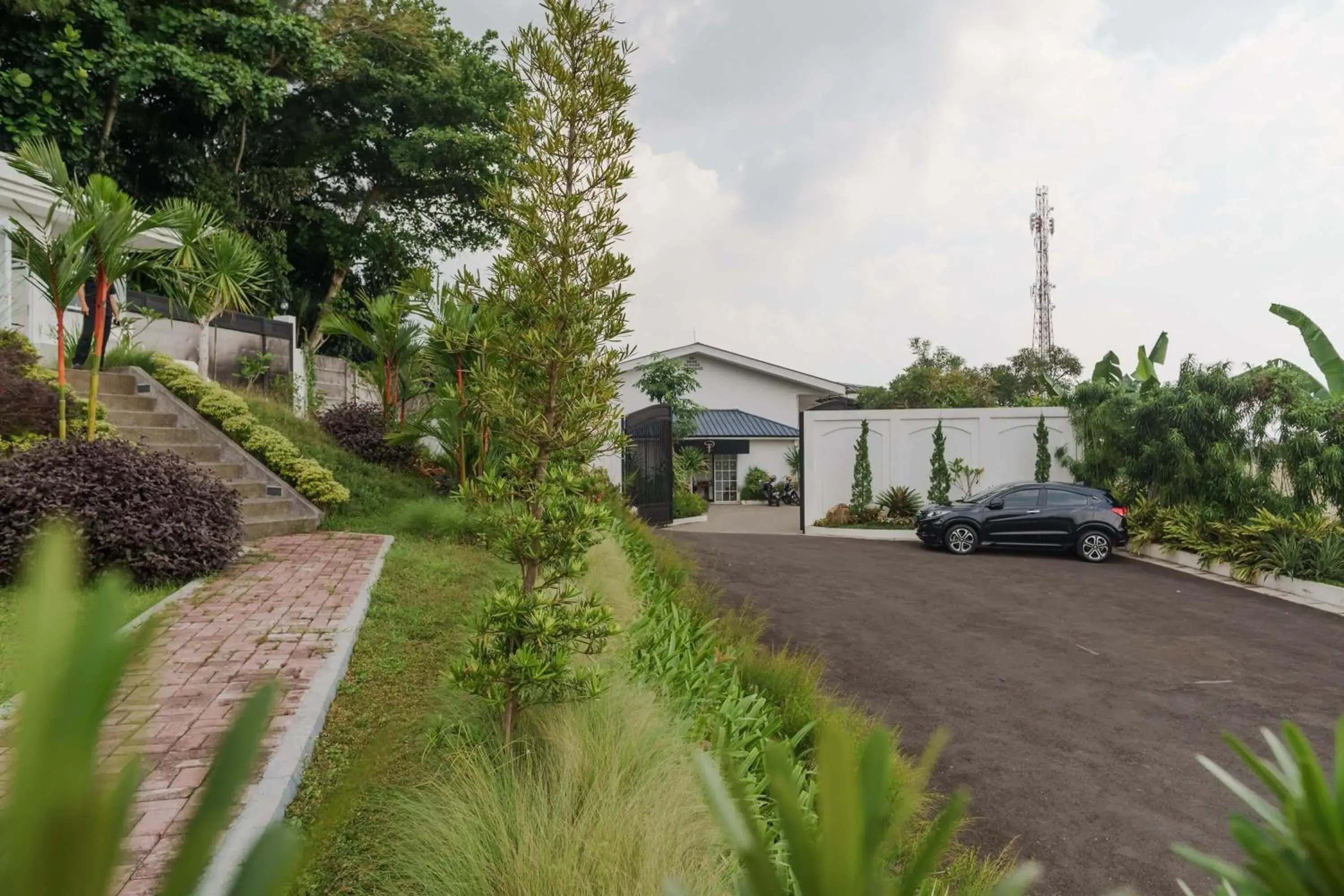 Property building in RedDoorz Plus near Exit Toll Puncak 2 Property building in RedDoorz Plus near Exit Toll Puncak 2