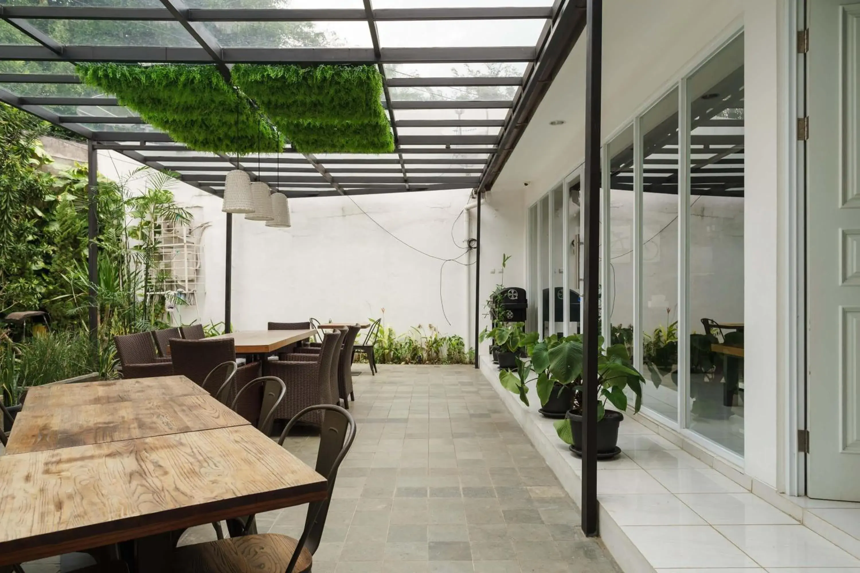 Property building in RedDoorz Plus near Exit Toll Puncak 2 Property building in RedDoorz Plus near Exit Toll Puncak 2