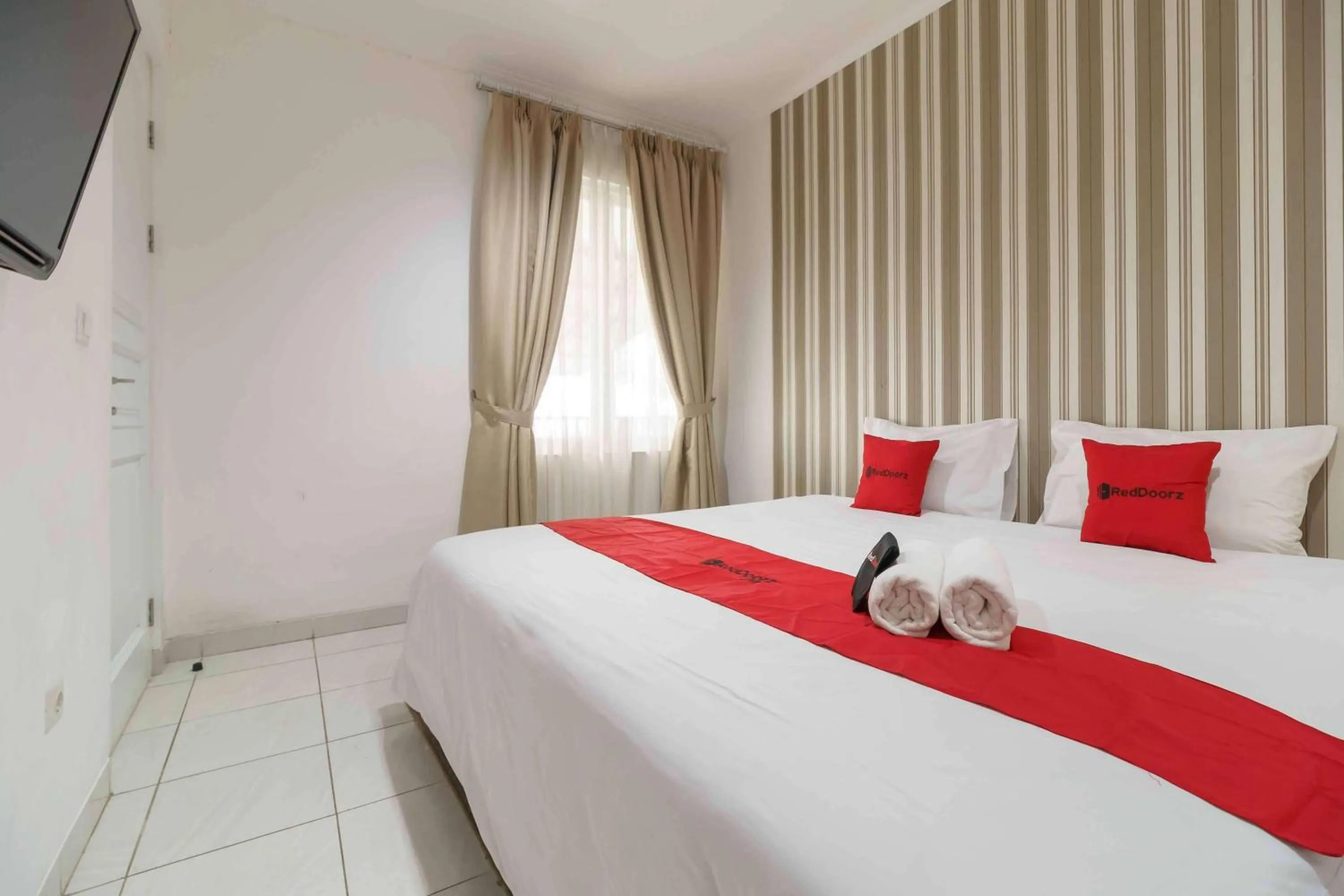 Bedroom, Bed in RedDoorz Plus near Exit Toll Puncak 2