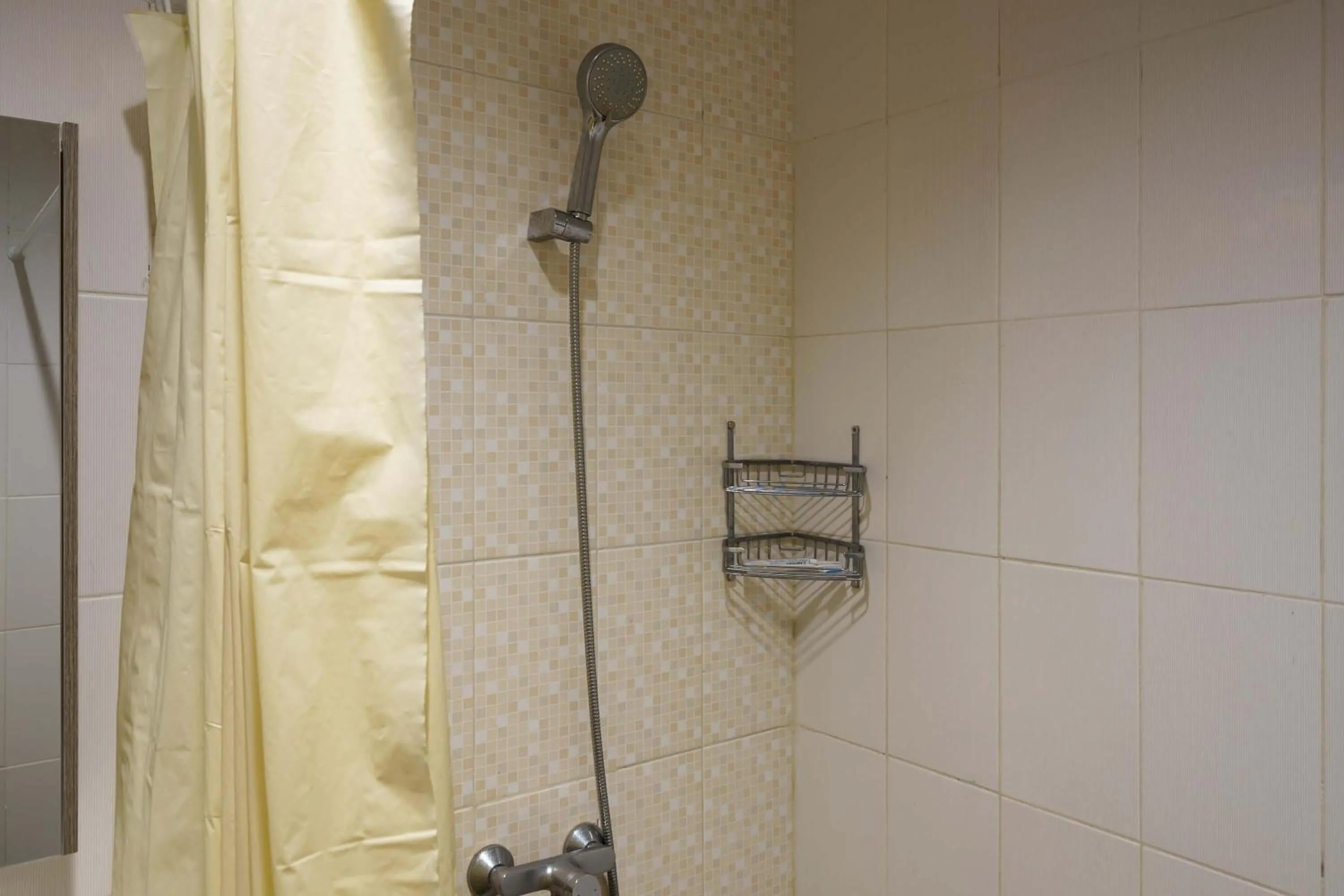 Bathroom in RedDoorz Plus near Exit Toll Puncak 2