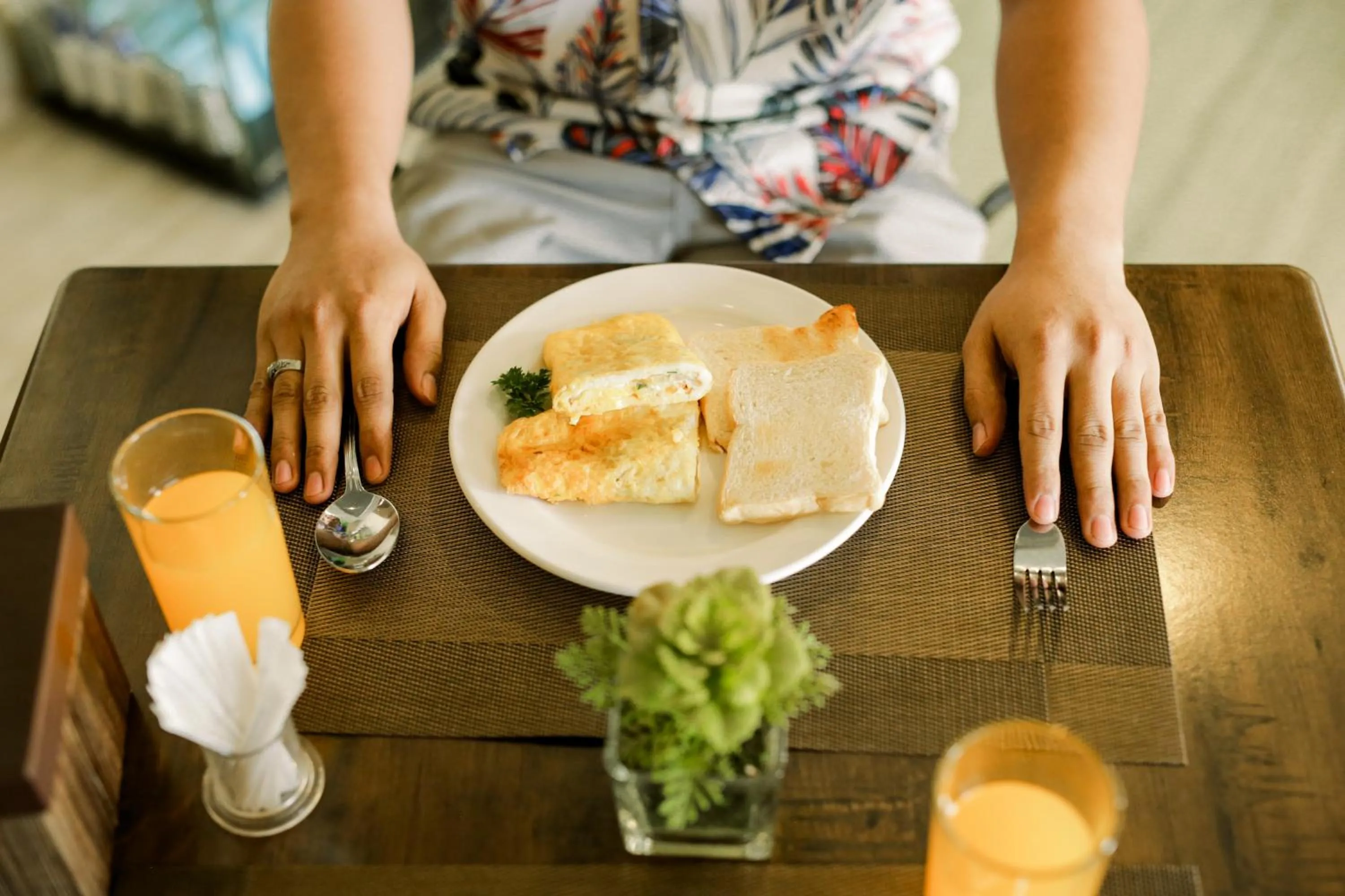 Restaurant/places to eat in Vivien's Hotel