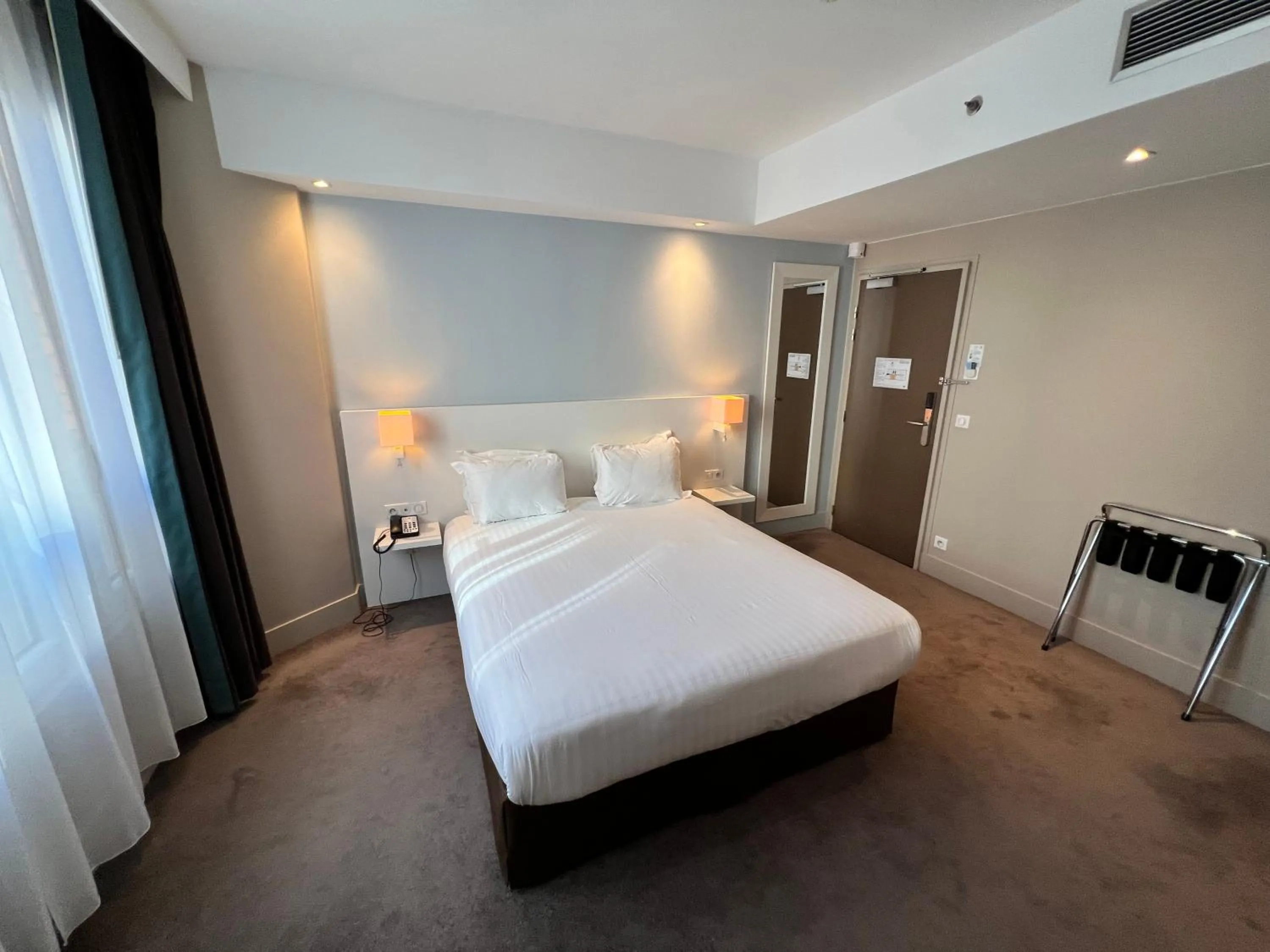 Bed in Holiday Inn Paris-Auteuil by IHG