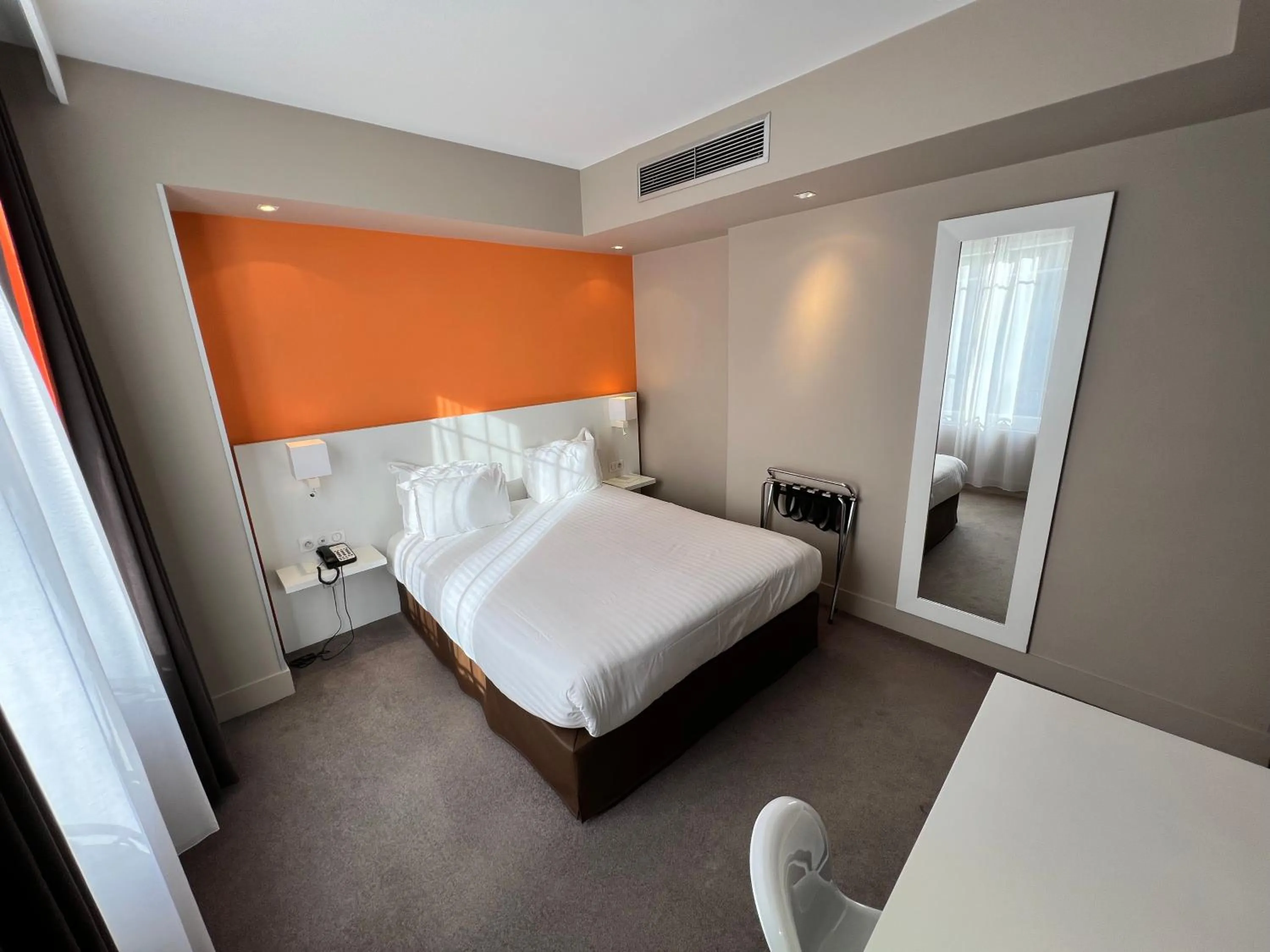 Bed in Holiday Inn Paris-Auteuil by IHG