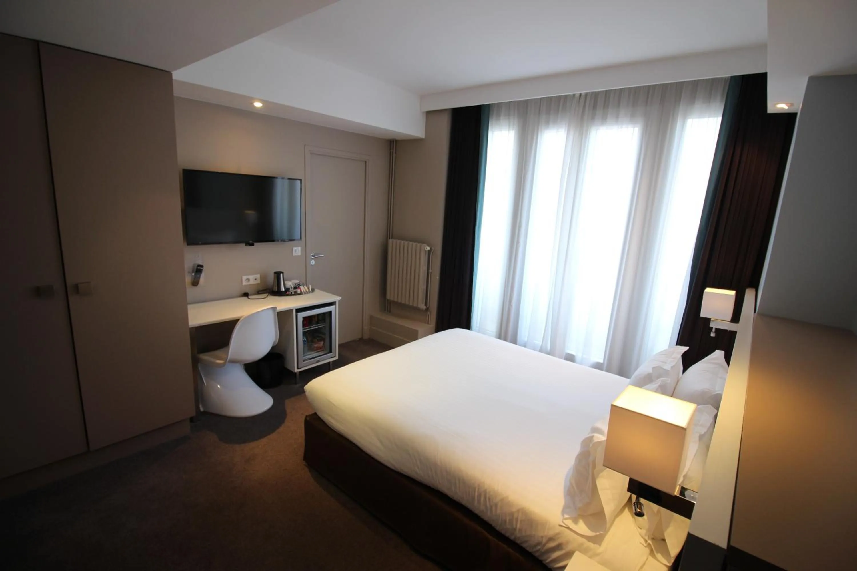 Photo of the whole room, Bed in Holiday Inn Paris-Auteuil by IHG