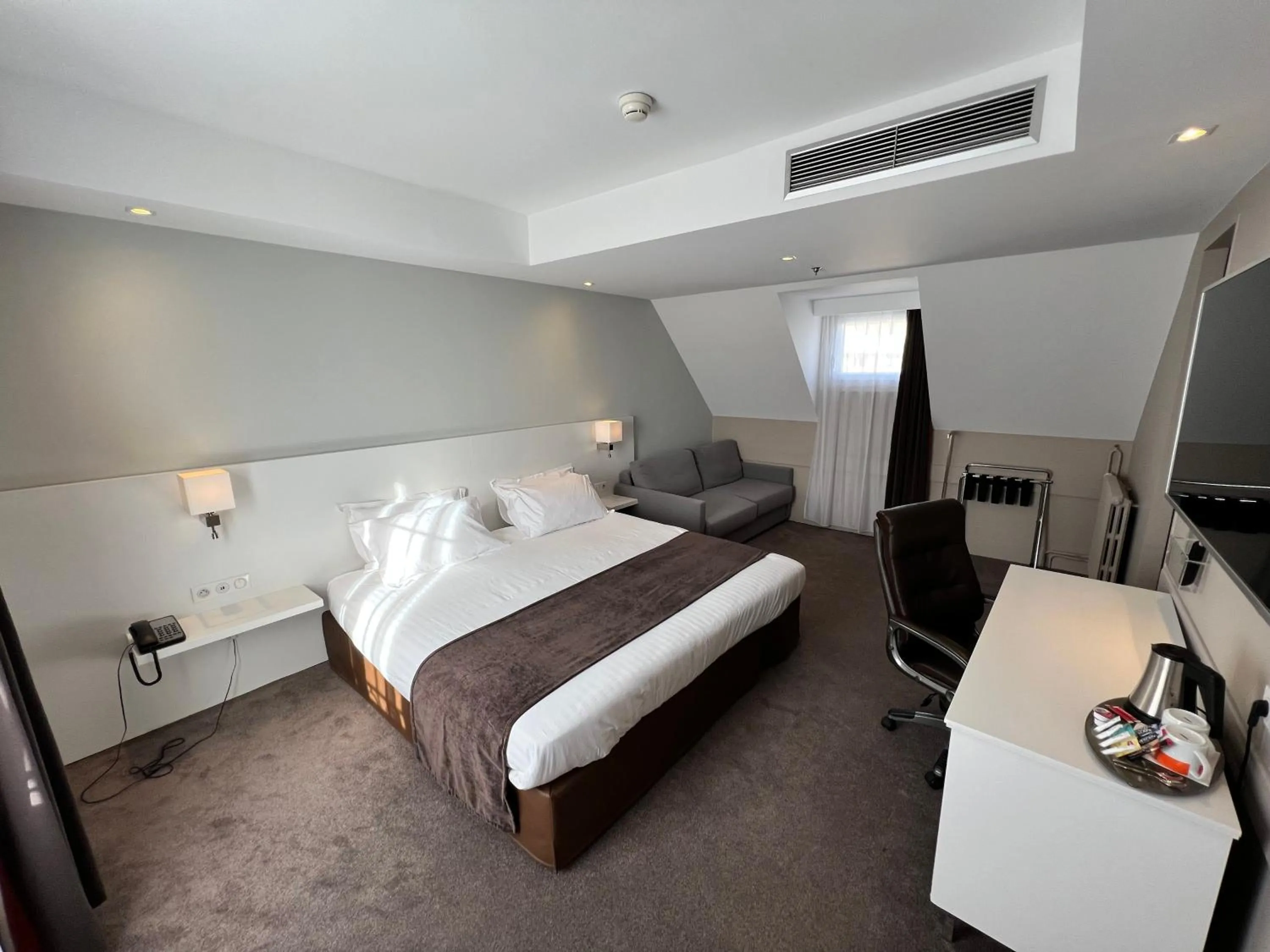 Photo of the whole room, Bed in Holiday Inn Paris-Auteuil by IHG