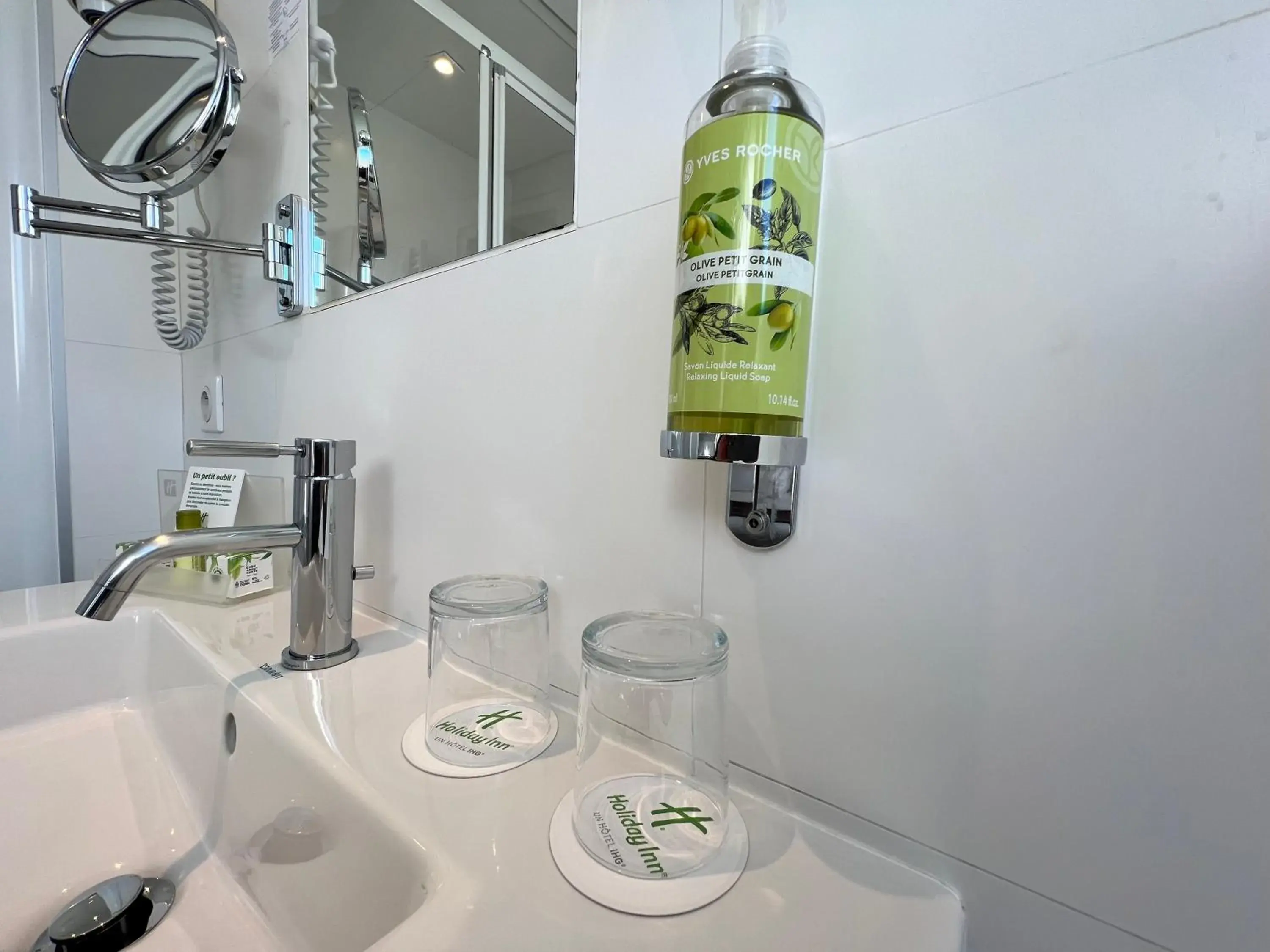 Standard King Room in Holiday Inn Paris-Auteuil by IHG Standard King Room in Holiday Inn Paris-Auteuil by IHG