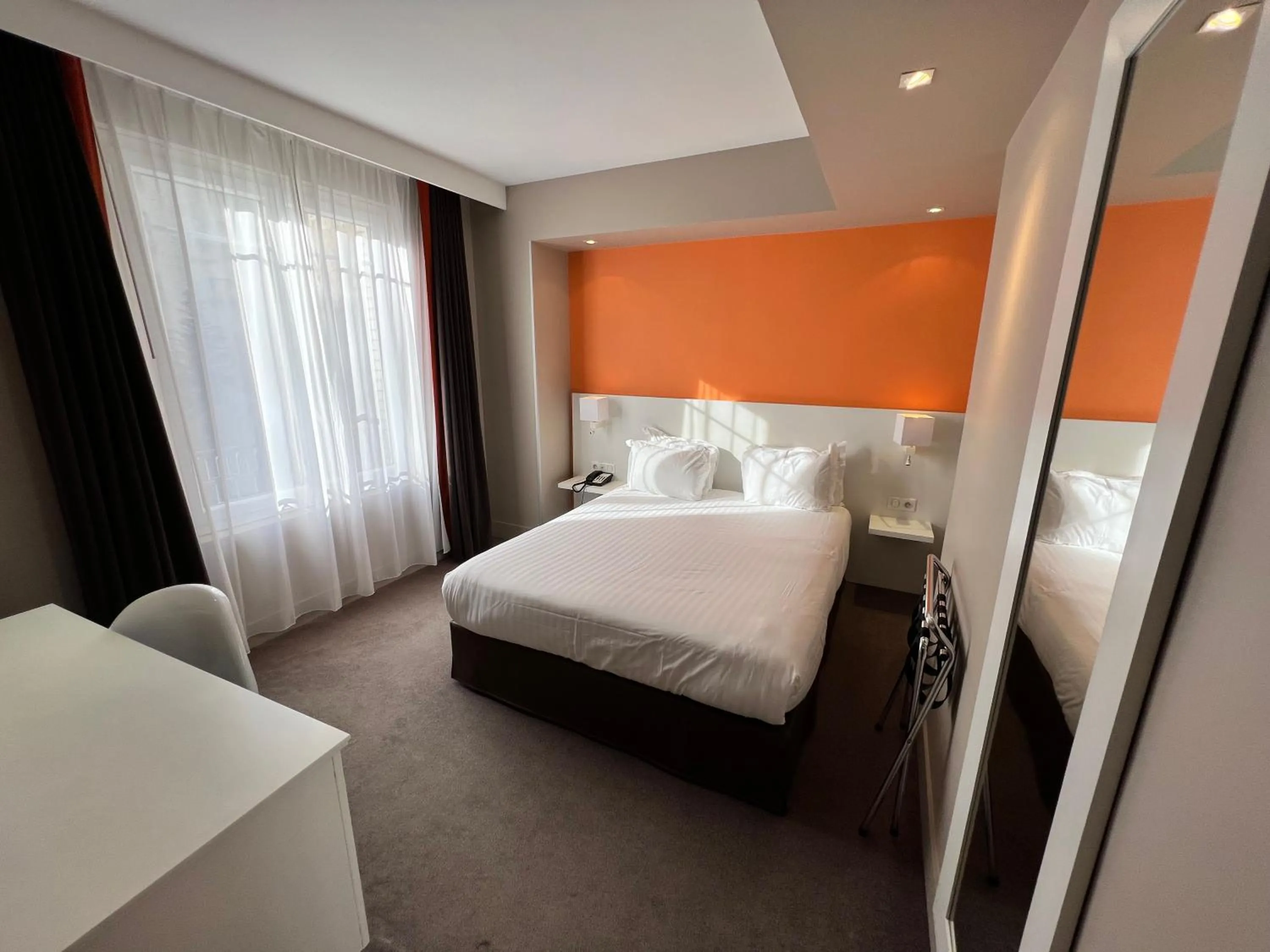 Bed in Holiday Inn Paris-Auteuil by IHG