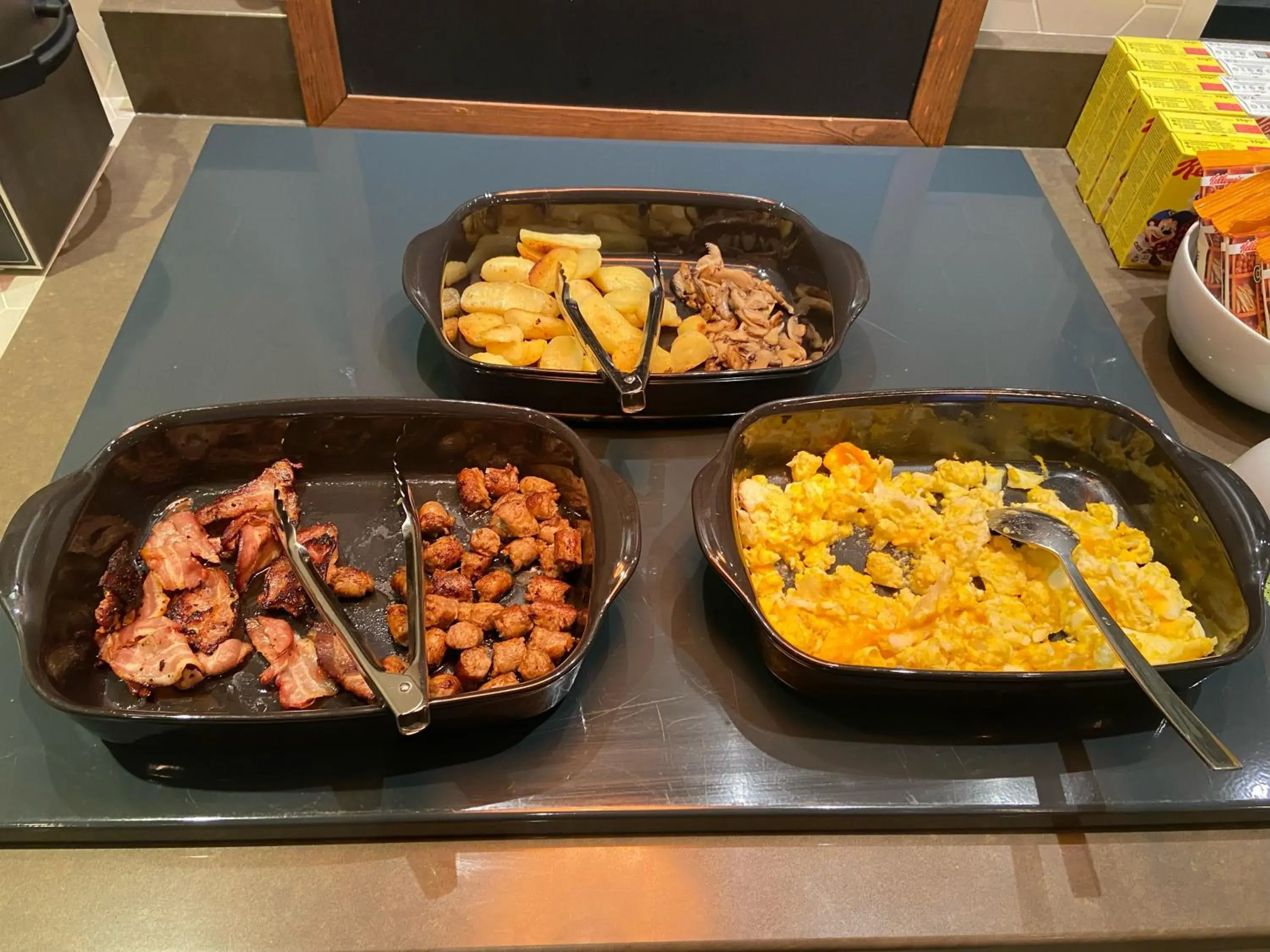 Food and drinks in Holiday Inn Paris-Auteuil by IHG Food and drinks in Holiday Inn Paris-Auteuil by IHG