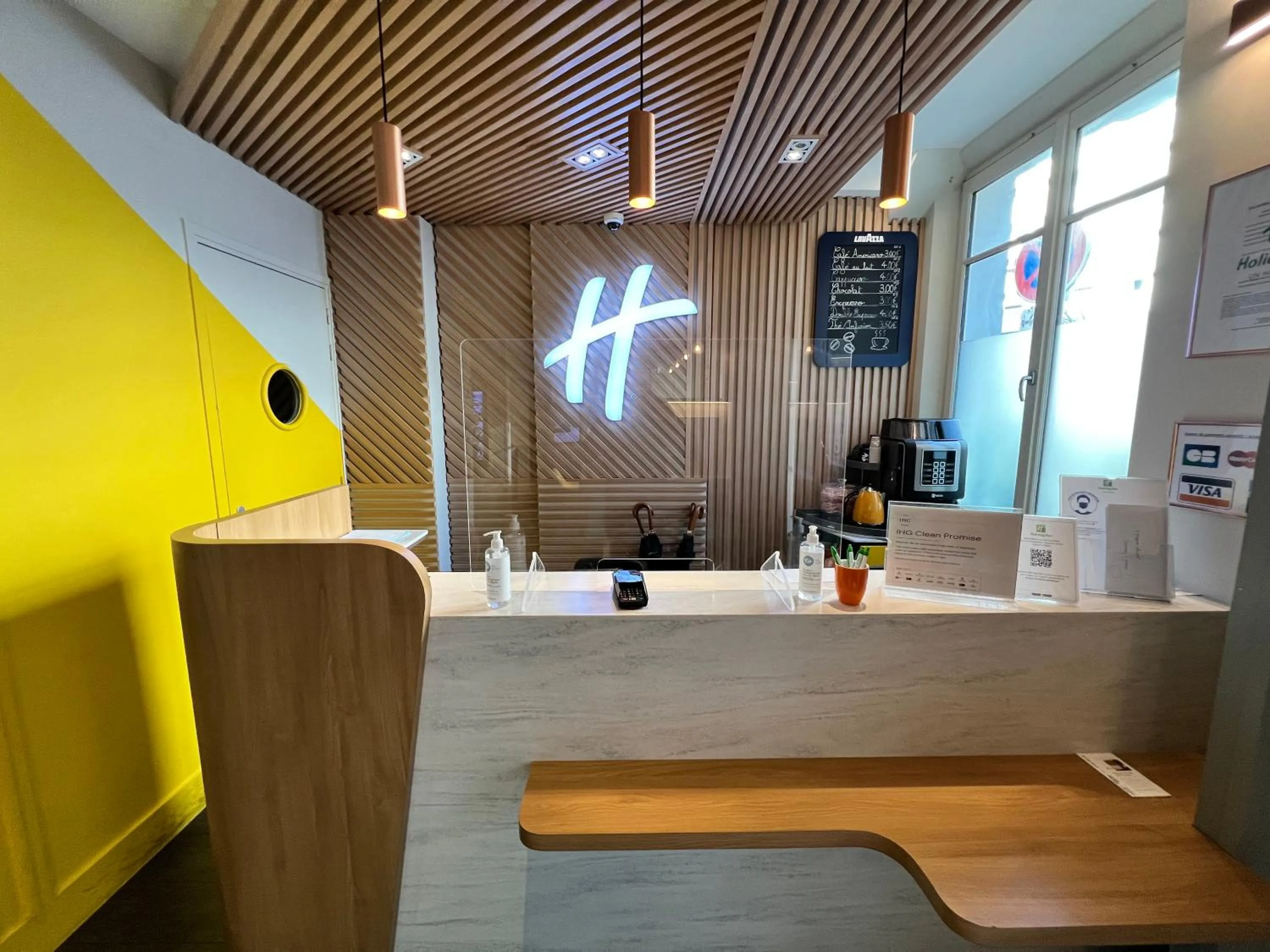 Lobby or reception in Holiday Inn Paris-Auteuil by IHG