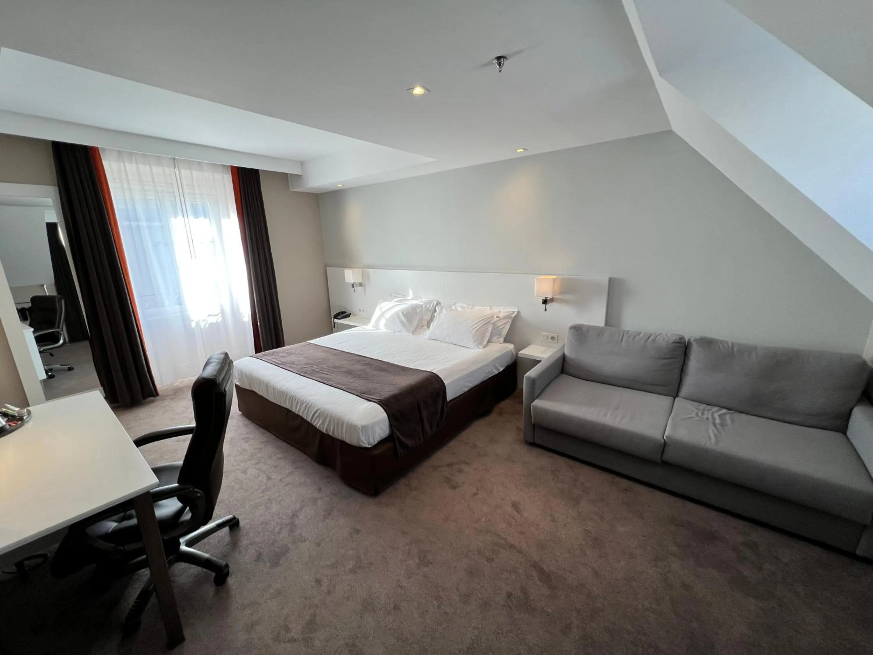 Photo of the whole room, Bed in Holiday Inn Paris-Auteuil by IHG