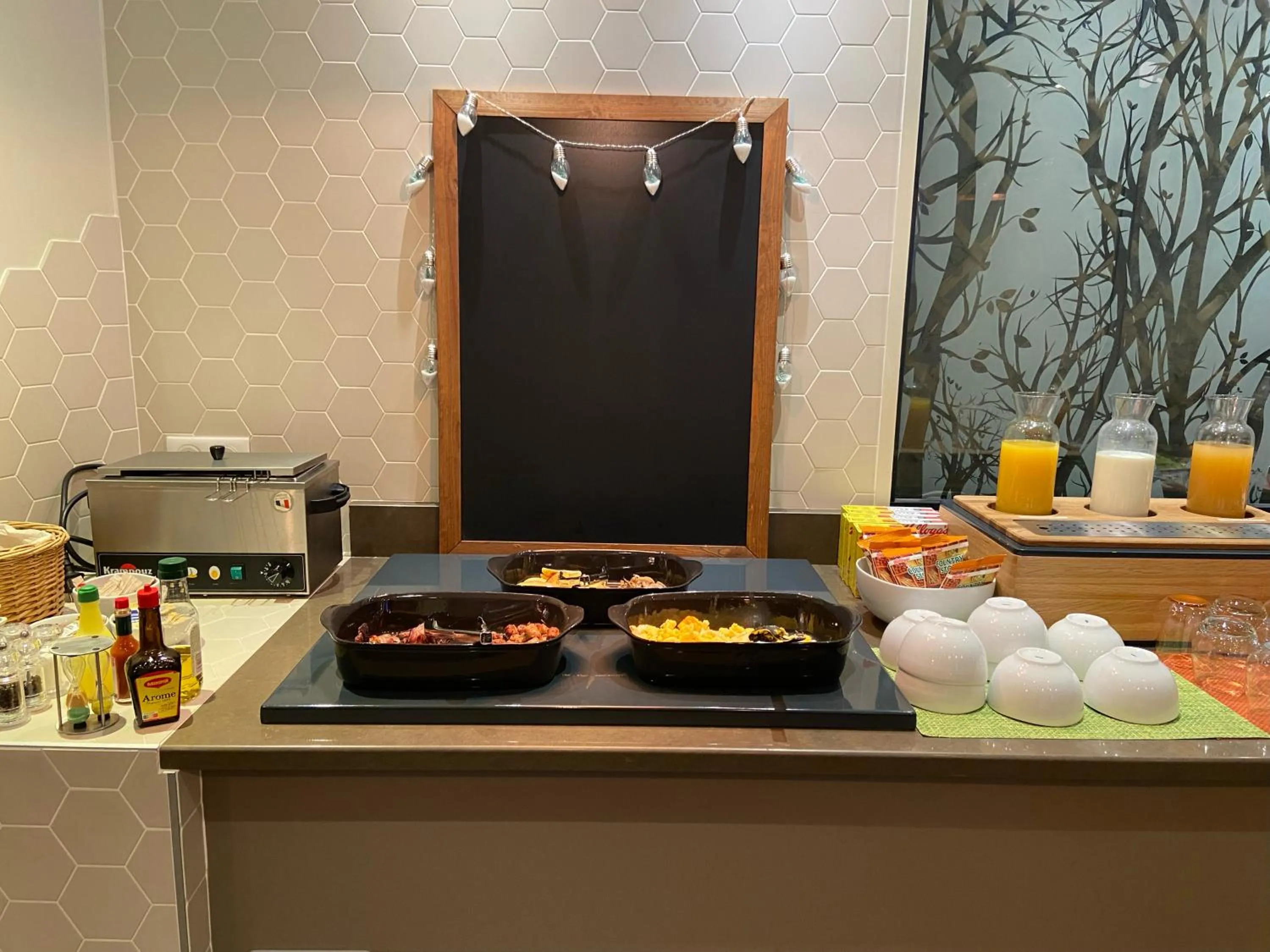 Food and drinks in Holiday Inn Paris-Auteuil by IHG