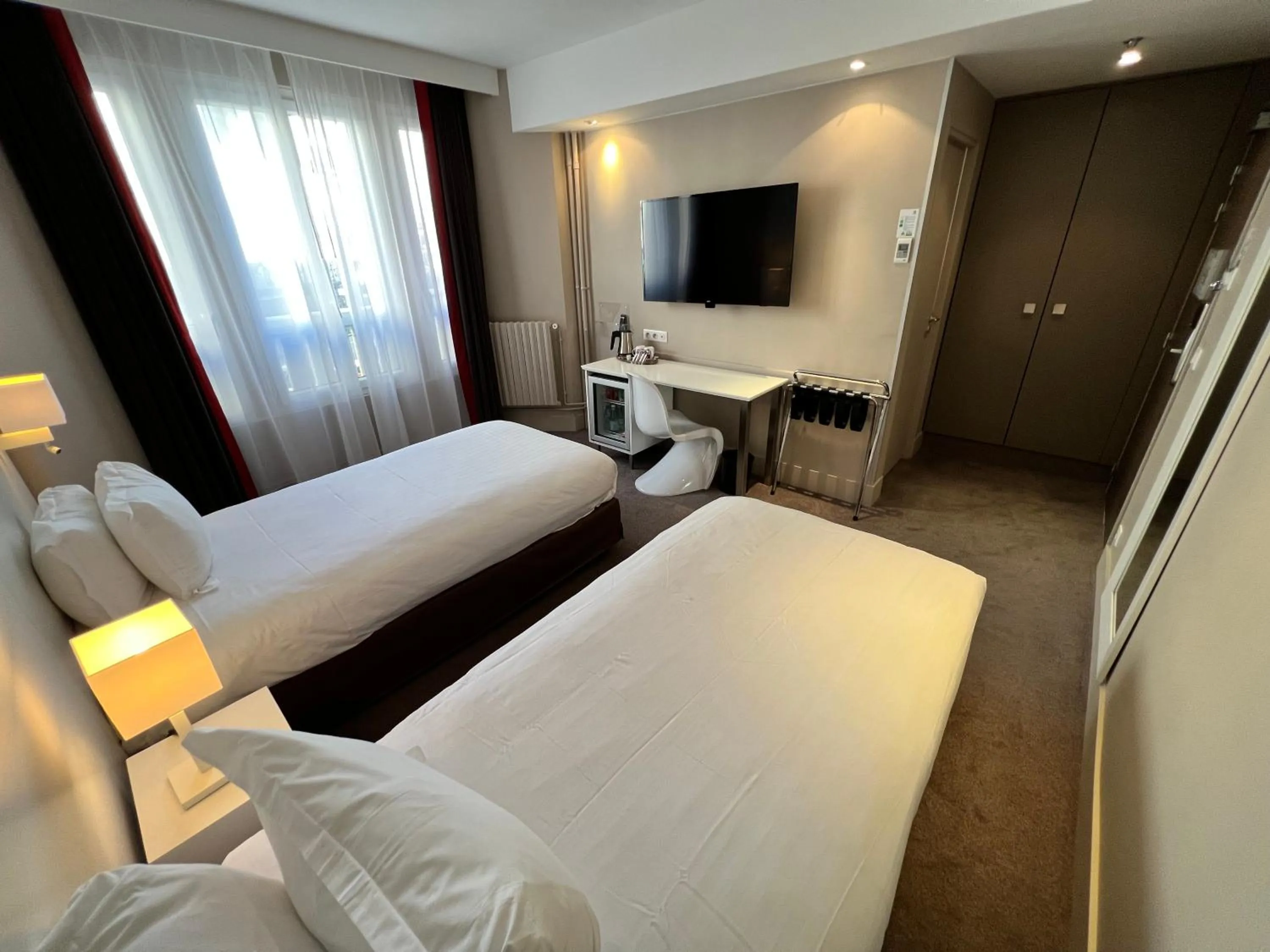 Photo of the whole room, Bed in Holiday Inn Paris-Auteuil by IHG