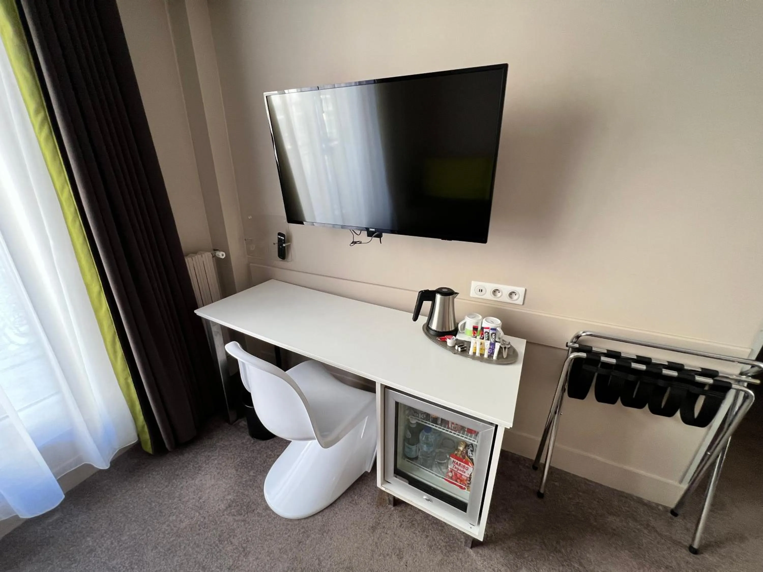 TV and multimedia in Holiday Inn Paris-Auteuil by IHG