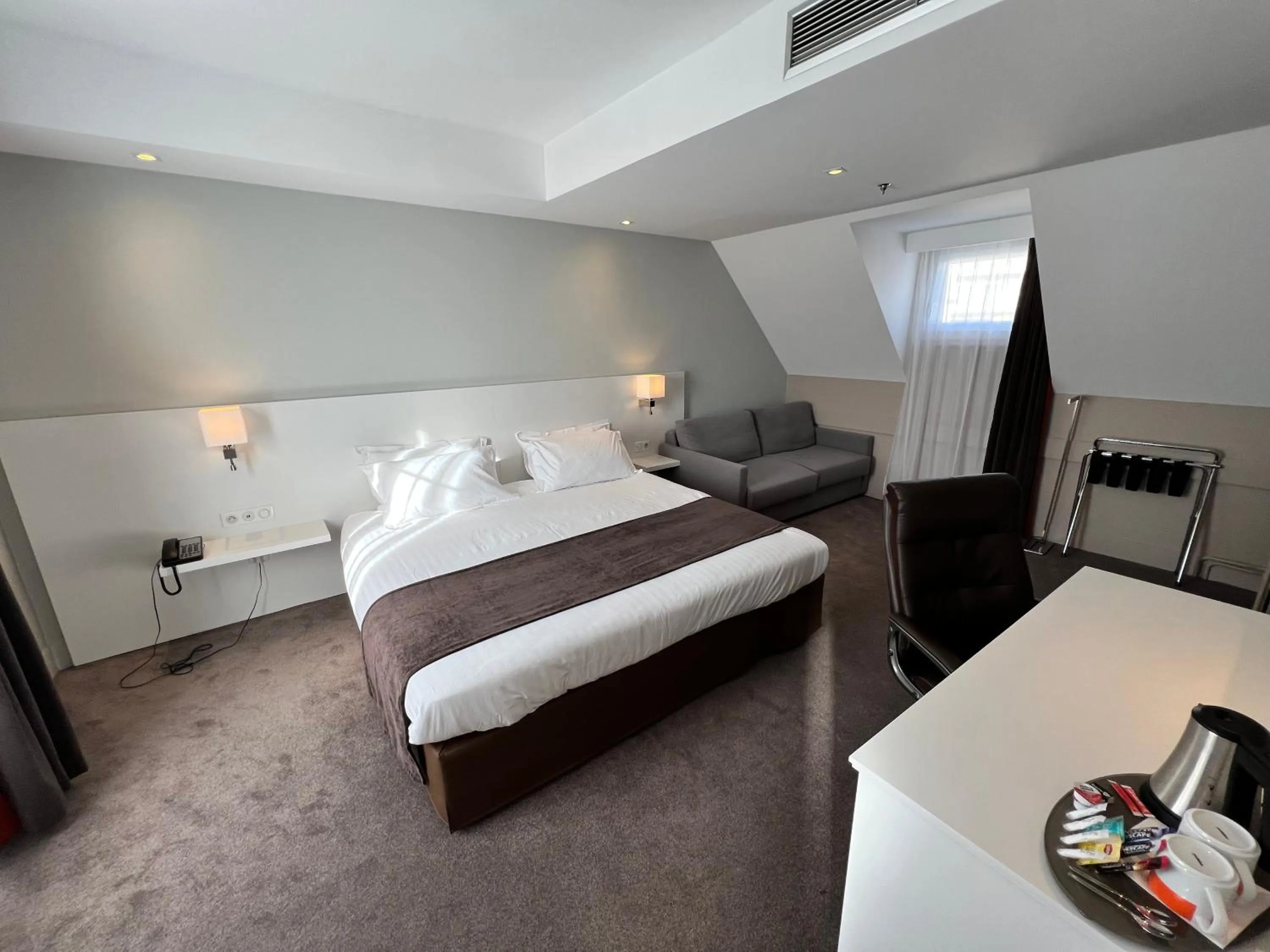 Photo of the whole room, Bed in Holiday Inn Paris-Auteuil by IHG