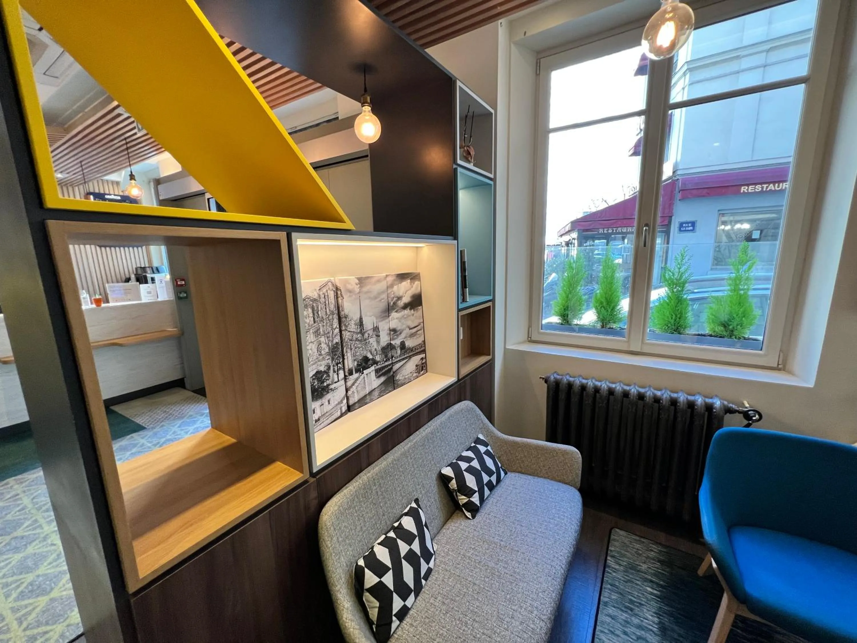 Living room in Holiday Inn Paris-Auteuil by IHG