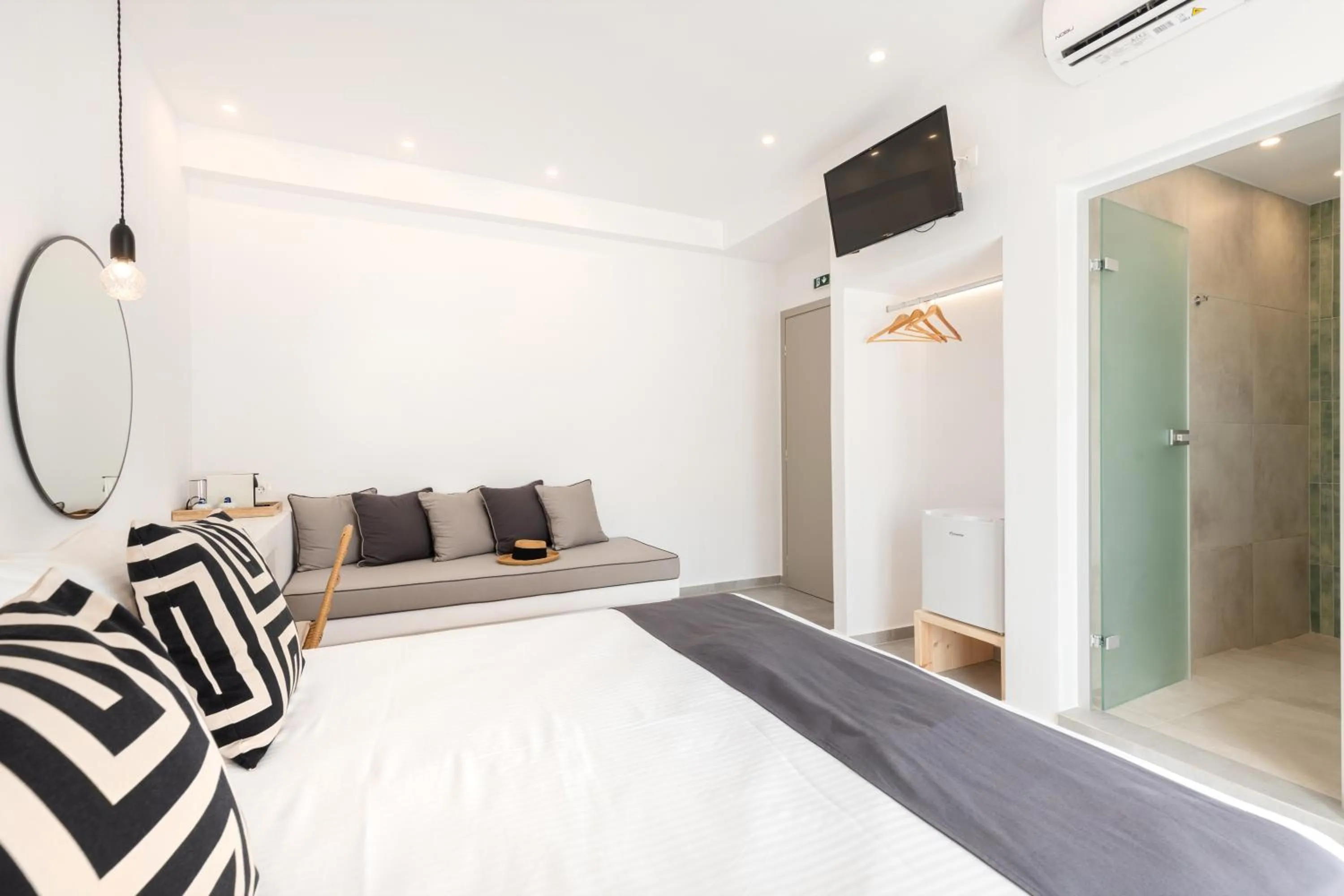 Photo of the whole room in Acropolis